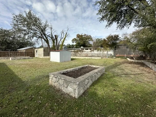 Single Family Residence For Sale in Sutton County , 107 Manor Street, Sonora, Texas 76950, 3 Bedroom, 3 Bathroom, Garage spaces, 2,238 Sqft, built in 1957, Preowned, mls#21140902, Real Estate Agent in Sonora, Homes For Sale in Sutton county, Homes For Sale in Sonora, Realtor in Sonora Texas, Real Estate Brokerage Independent Realty Texas, Luminita Cordes Realtor