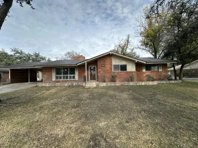 Single Family Residence For Sale in Sutton County , 107 Manor Street, Sonora, Texas 76950, 3 Bedroom, 3 Bathroom, Garage spaces, 2,238 Sqft, built in 1957, Preowned, mls#21140902, Real Estate Agent in Sonora, Homes For Sale in Sutton county, Homes For Sale in Sonora, Realtor in Sonora Texas, Real Estate Brokerage Independent Realty Texas, Luminita Cordes Realtor