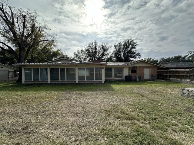 Single Family Residence For Sale in Sutton County , 107 Manor Street, Sonora, Texas 76950, 3 Bedroom, 3 Bathroom, Garage spaces, 2,238 Sqft, built in 1957, Preowned, mls#21140902, Real Estate Agent in Sonora, Homes For Sale in Sutton county, Homes For Sale in Sonora, Realtor in Sonora Texas, Real Estate Brokerage Independent Realty Texas, Luminita Cordes Realtor