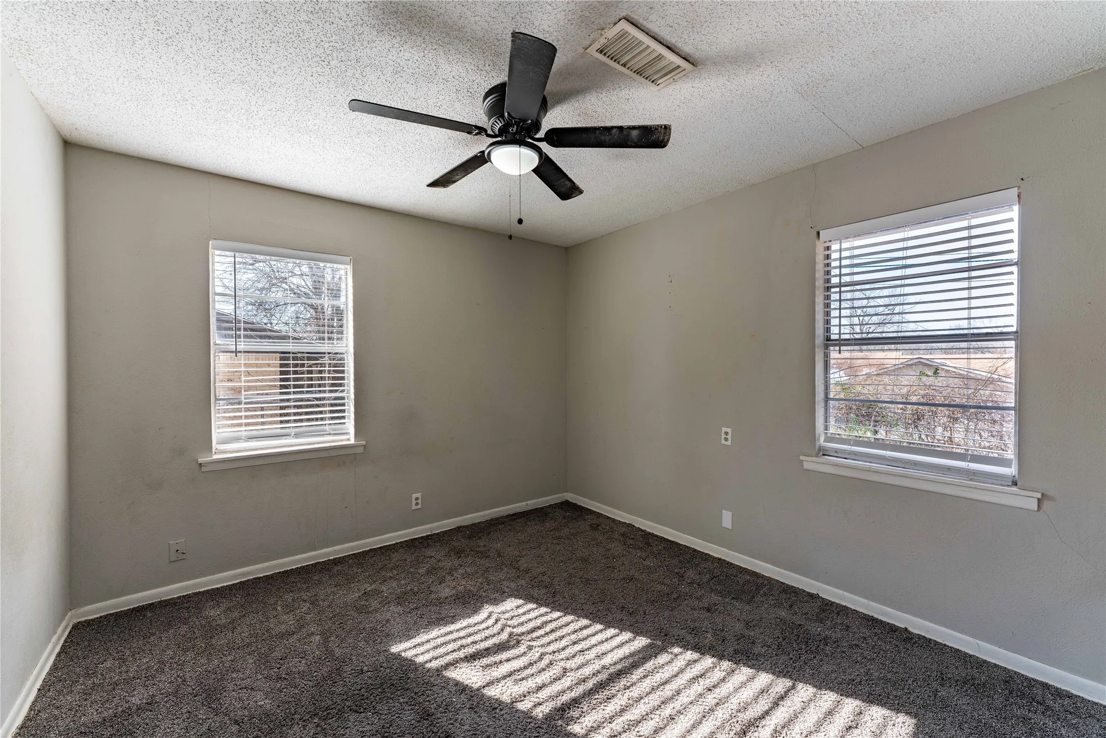 Single Family Residence For Sale in Lamar County , 980 29th Street SE, Paris, Texas 75460, 5 Bedrooms, 2 Bathrooms, Garage spaces, 2,056 Sqft, built in 1964, Price $210,000, mls#21140999, Real Estate Agent in Paris, Homes For Sale in Lamar county, Homes For Sale in Paris, Realtor in Paris Texas, Real Estate Brokerage Independent Realty Texas, Luminita Cordes Realtor