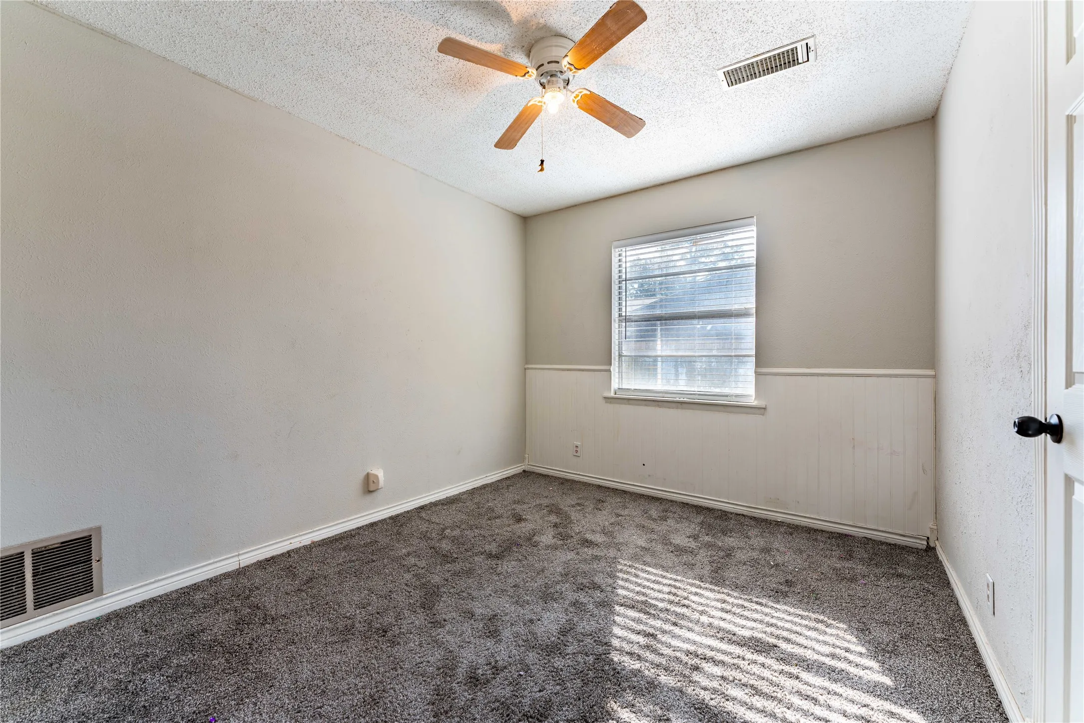 Single Family Residence For Sale in Lamar County , 980 29th Street SE, Paris, Texas 75460, 5 Bedrooms, 2 Bathrooms, Garage spaces, 2,056 Sqft, built in 1964, Price $210,000, mls#21140999, Real Estate Agent in Paris, Homes For Sale in Lamar county, Homes For Sale in Paris, Realtor in Paris Texas, Real Estate Brokerage Independent Realty Texas, Luminita Cordes Realtor