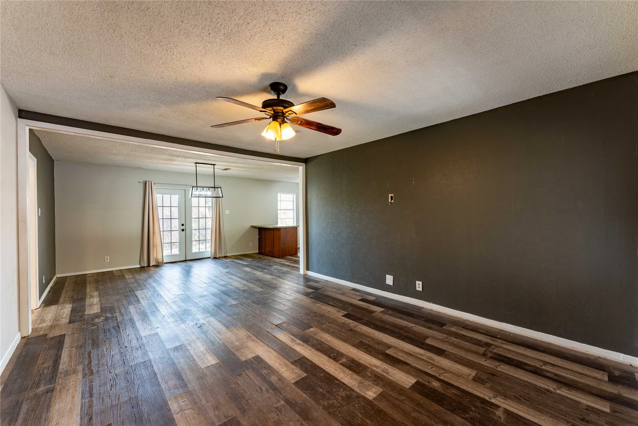 Single Family Residence For Sale in Lamar County , 980 29th Street SE, Paris, Texas 75460, 5 Bedrooms, 2 Bathrooms, Garage spaces, 2,056 Sqft, built in 1964, Price $210,000, mls#21140999, Real Estate Agent in Paris, Homes For Sale in Lamar county, Homes For Sale in Paris, Realtor in Paris Texas, Real Estate Brokerage Independent Realty Texas, Luminita Cordes Realtor