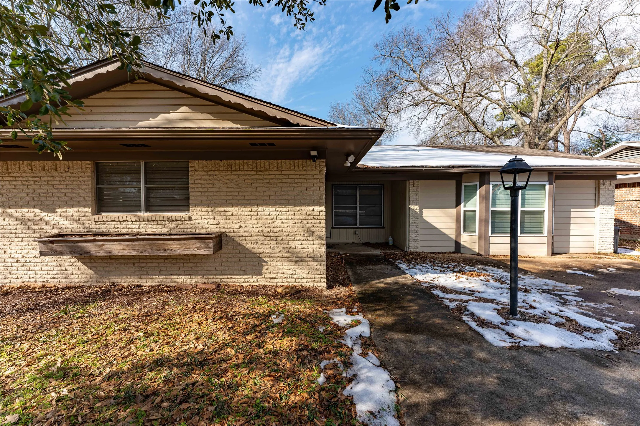Single Family Residence For Sale in Lamar County , 980 29th Street SE, Paris, Texas 75460, 5 Bedrooms, 2 Bathrooms, Garage spaces, 2,056 Sqft, built in 1964, Price $210,000, mls#21140999, Real Estate Agent in Paris, Homes For Sale in Lamar county, Homes For Sale in Paris, Realtor in Paris Texas, Real Estate Brokerage Independent Realty Texas, Luminita Cordes Realtor