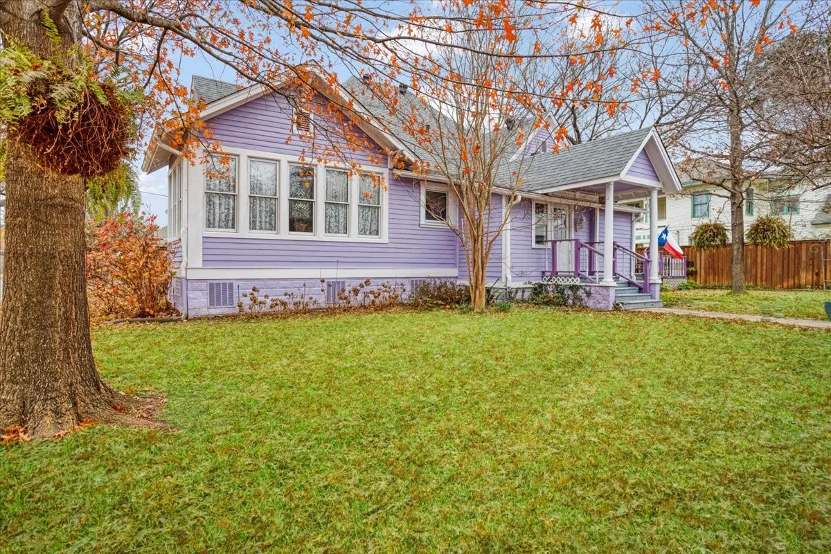 Single Family Residence For Sale in Fannin County , 300 W 6th Street, Bonham, Texas 75418, 2 Bedroom, 2 Bathroom, 2 Garage spaces, 2,094 Sqft, built in 1880, mls#21138153, Real Estate Agent in Bonham, Homes For Sale in Fannin county, Homes For Sale in Bonham, Realtor in Bonham Texas, Real Estate Brokerage Independent Realty Texas, Luminita Cordes Realtor