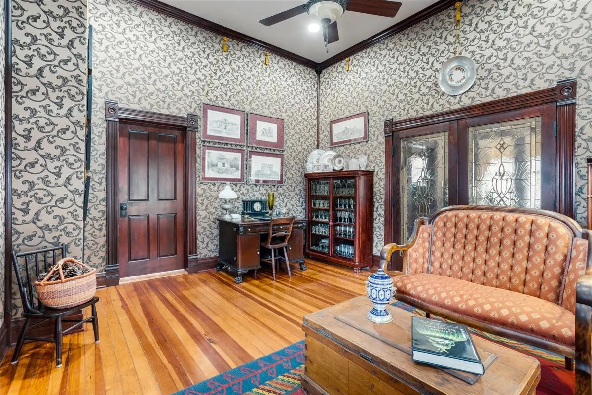 Single Family Residence For Sale in Fannin County , 300 W 6th Street, Bonham, Texas 75418, 2 Bedroom, 2 Bathroom, 2 Garage spaces, 2,094 Sqft, built in 1880, mls#21138153, Real Estate Agent in Bonham, Homes For Sale in Fannin county, Homes For Sale in Bonham, Realtor in Bonham Texas, Real Estate Brokerage Independent Realty Texas, Luminita Cordes Realtor