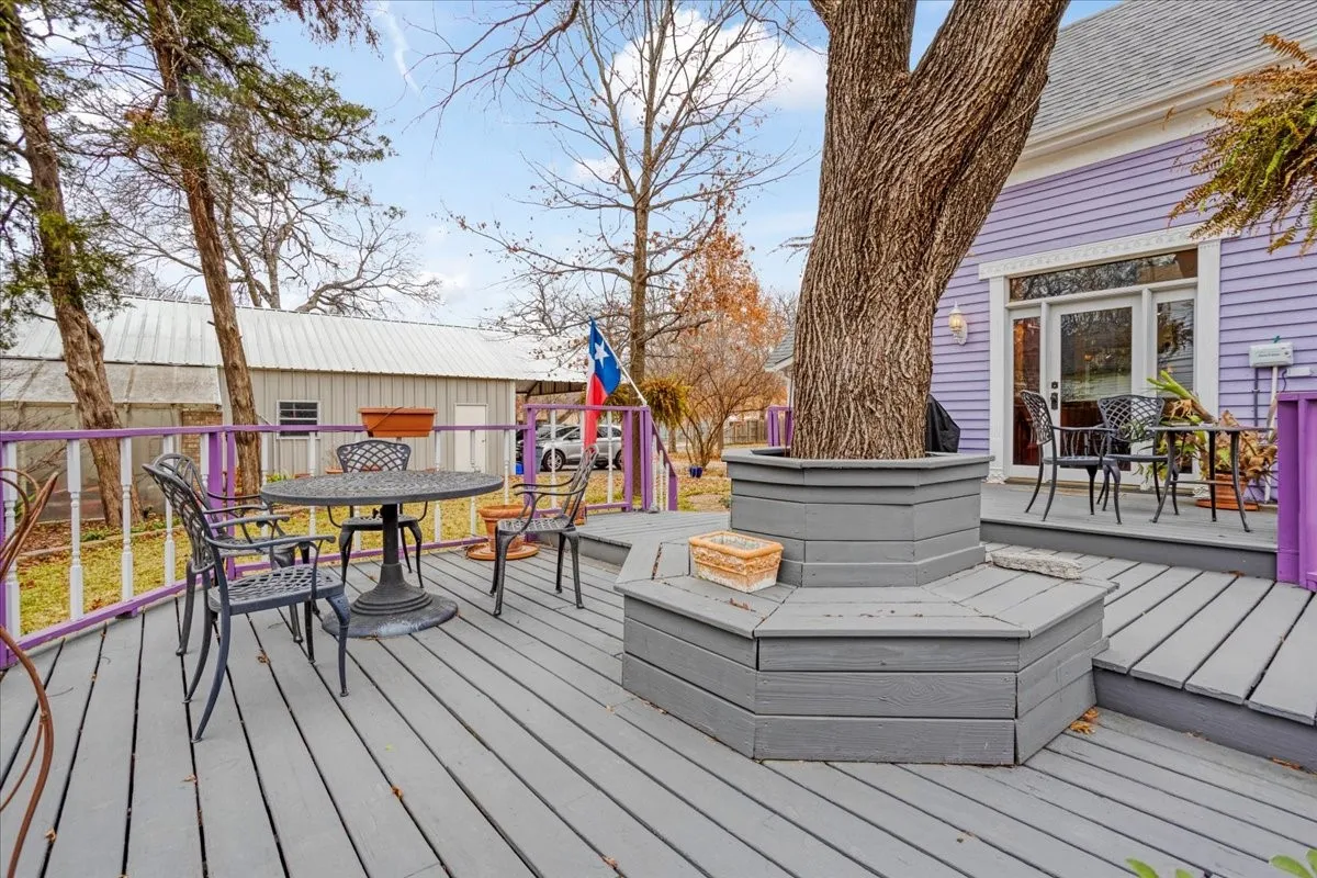 Single Family Residence For Sale in Fannin County , 300 W 6th Street, Bonham, Texas 75418, 2 Bedroom, 2 Bathroom, 2 Garage spaces, 2,094 Sqft, built in 1880, mls#21138153, Real Estate Agent in Bonham, Homes For Sale in Fannin county, Homes For Sale in Bonham, Realtor in Bonham Texas, Real Estate Brokerage Independent Realty Texas, Luminita Cordes Realtor