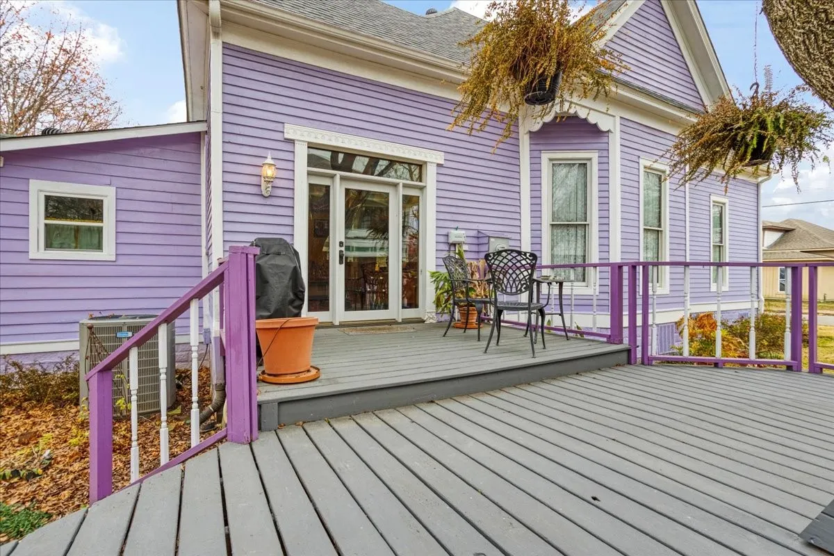 Single Family Residence For Sale in Fannin County , 300 W 6th Street, Bonham, Texas 75418, 2 Bedroom, 2 Bathroom, 2 Garage spaces, 2,094 Sqft, built in 1880, mls#21138153, Real Estate Agent in Bonham, Homes For Sale in Fannin county, Homes For Sale in Bonham, Realtor in Bonham Texas, Real Estate Brokerage Independent Realty Texas, Luminita Cordes Realtor