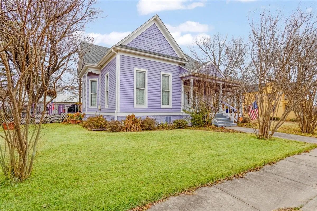 Single Family Residence For Sale in Fannin County , 300 W 6th Street, Bonham, Texas 75418, 2 Bedroom, 2 Bathroom, 2 Garage spaces, 2,094 Sqft, built in 1880, mls#21138153, Real Estate Agent in Bonham, Homes For Sale in Fannin county, Homes For Sale in Bonham, Realtor in Bonham Texas, Real Estate Brokerage Independent Realty Texas, Luminita Cordes Realtor