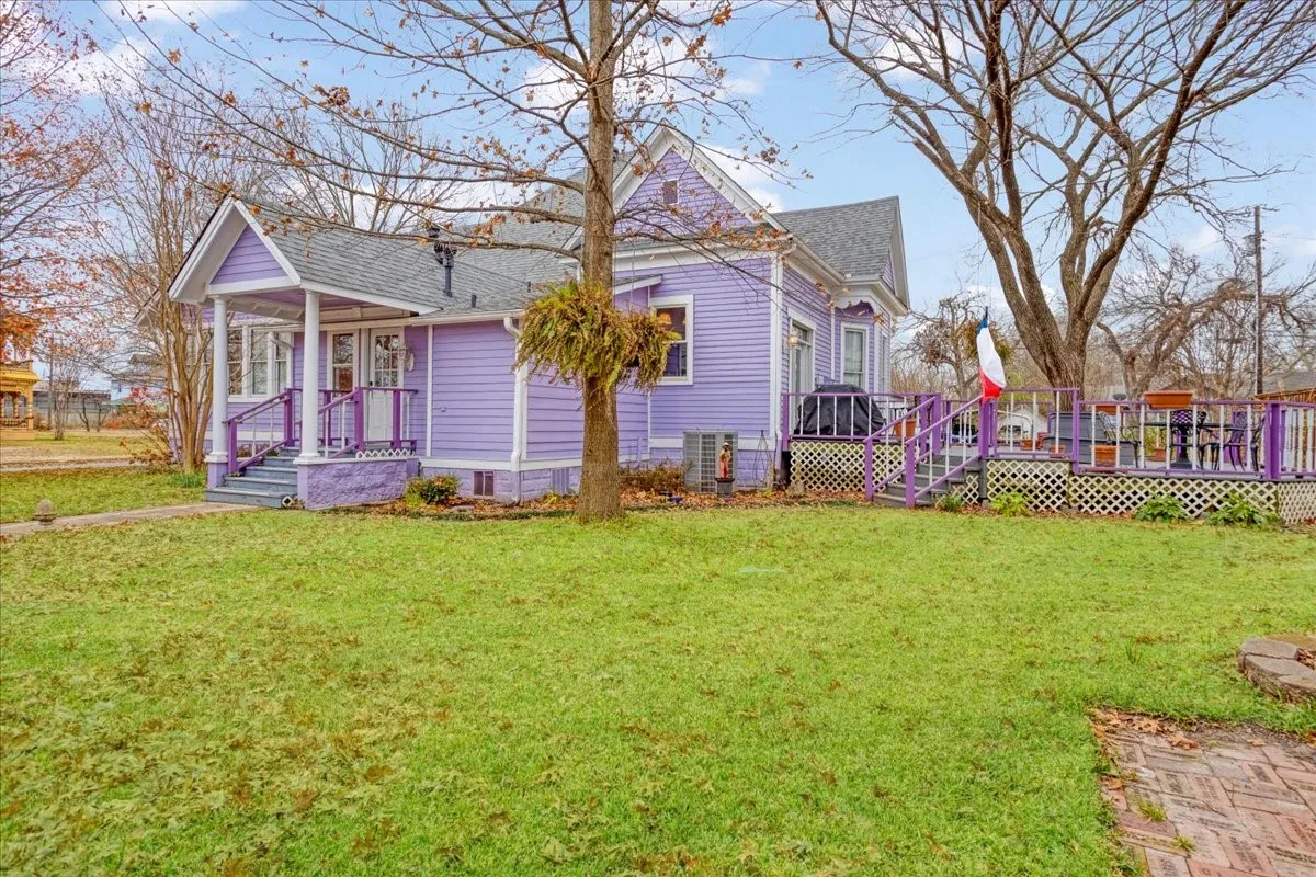 Single Family Residence For Sale in Fannin County , 300 W 6th Street, Bonham, Texas 75418, 2 Bedroom, 2 Bathroom, 2 Garage spaces, 2,094 Sqft, built in 1880, mls#21138153, Real Estate Agent in Bonham, Homes For Sale in Fannin county, Homes For Sale in Bonham, Realtor in Bonham Texas, Real Estate Brokerage Independent Realty Texas, Luminita Cordes Realtor