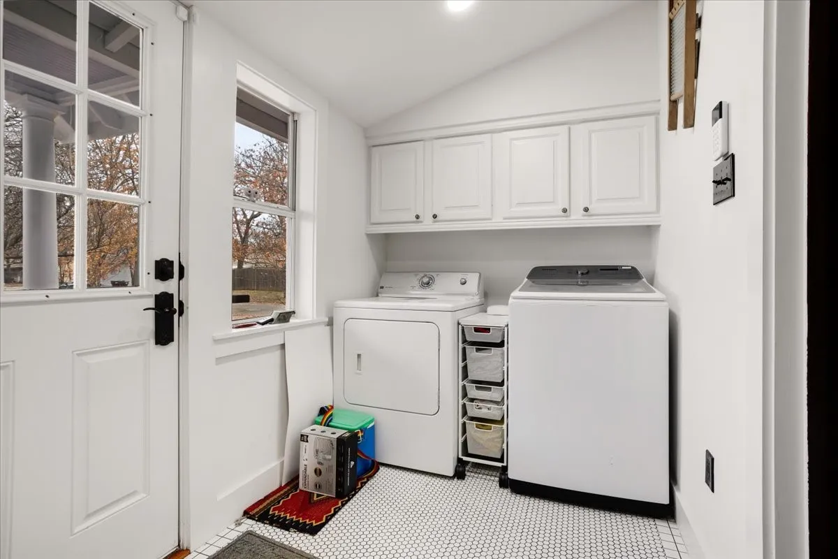 Single Family Residence For Sale in Fannin County , 300 W 6th Street, Bonham, Texas 75418, 2 Bedroom, 2 Bathroom, 2 Garage spaces, 2,094 Sqft, built in 1880, mls#21138153, Real Estate Agent in Bonham, Homes For Sale in Fannin county, Homes For Sale in Bonham, Realtor in Bonham Texas, Real Estate Brokerage Independent Realty Texas, Luminita Cordes Realtor