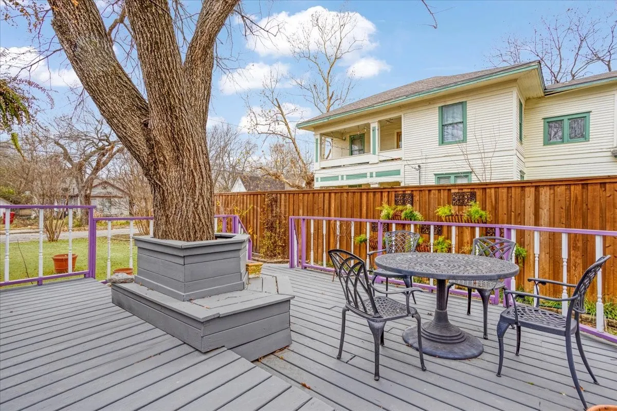 Single Family Residence For Sale in Fannin County , 300 W 6th Street, Bonham, Texas 75418, 2 Bedroom, 2 Bathroom, 2 Garage spaces, 2,094 Sqft, built in 1880, mls#21138153, Real Estate Agent in Bonham, Homes For Sale in Fannin county, Homes For Sale in Bonham, Realtor in Bonham Texas, Real Estate Brokerage Independent Realty Texas, Luminita Cordes Realtor