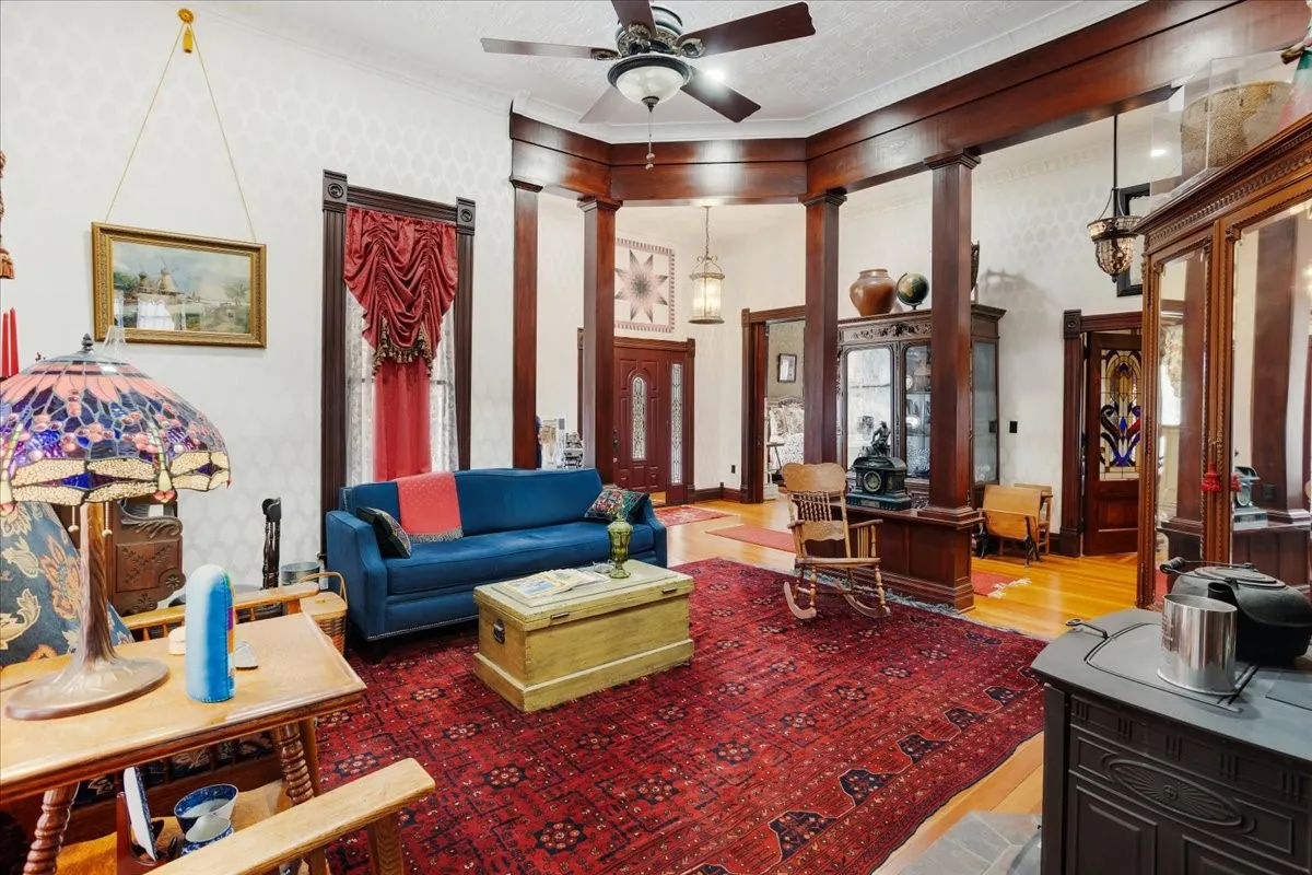 Single Family Residence For Sale in Fannin County , 300 W 6th Street, Bonham, Texas 75418, 2 Bedroom, 2 Bathroom, 2 Garage spaces, 2,094 Sqft, built in 1880, mls#21138153, Real Estate Agent in Bonham, Homes For Sale in Fannin county, Homes For Sale in Bonham, Realtor in Bonham Texas, Real Estate Brokerage Independent Realty Texas, Luminita Cordes Realtor