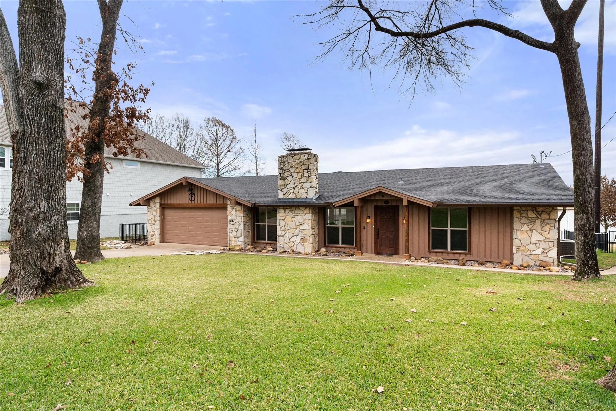 Single Family Residence For Sale in Henderson County , 110 Northwood Place, Enchanted Oaks, Texas 75156, 3 Bedroom, 2 Bathroom, 2 Garage spaces, 1,792 Sqft, built in 1972, Preowned, mls#21139421, Real Estate Agent in Enchanted Oaks, Homes For Sale in Henderson county, Homes For Sale in Enchanted Oaks, Realtor in Enchanted Oaks Texas, Real Estate Brokerage Independent Realty Texas, Luminita Cordes Realtor