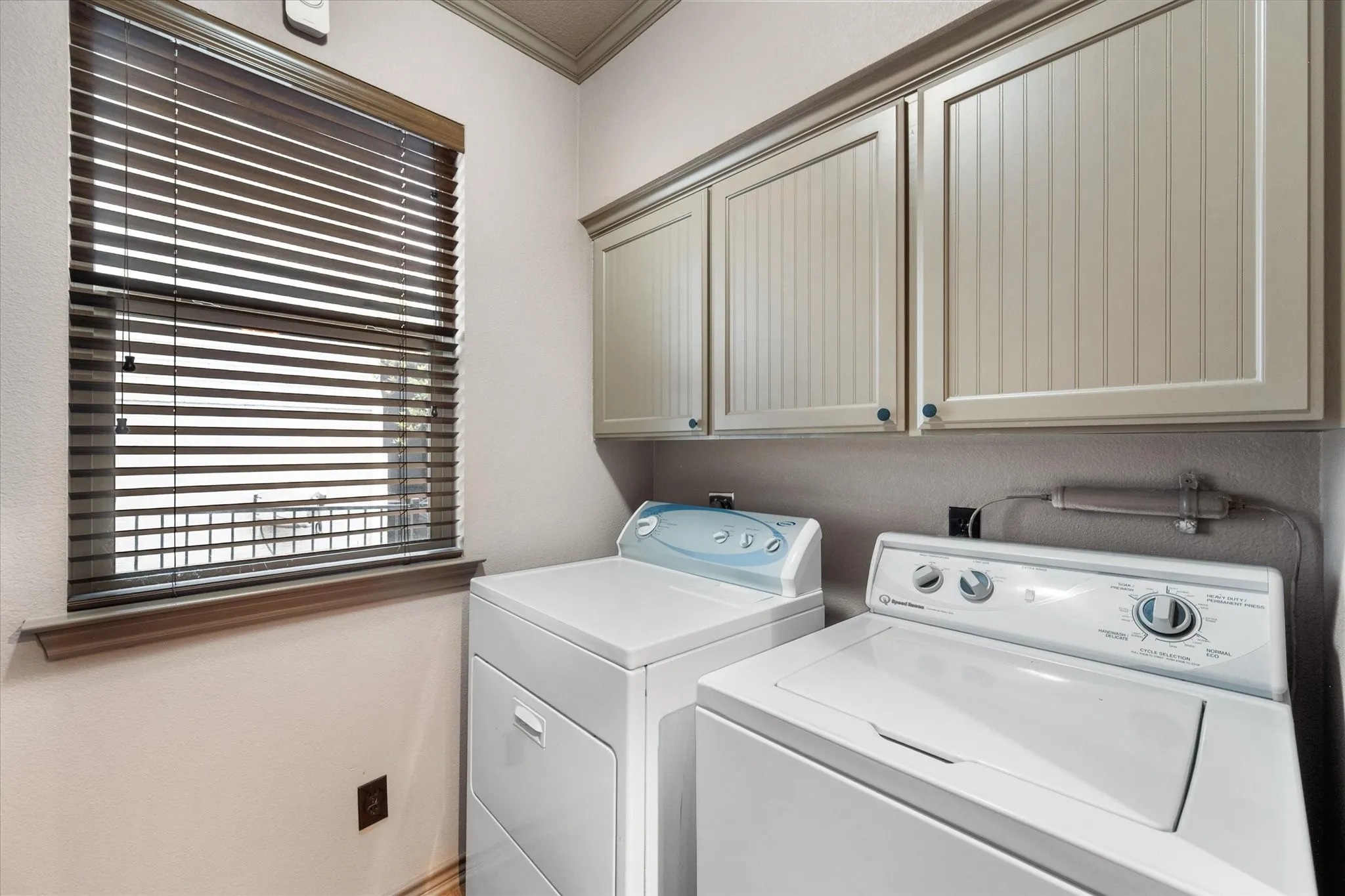 Single Family Residence For Sale in Henderson County , 110 Northwood Place, Enchanted Oaks, Texas 75156, 3 Bedroom, 2 Bathroom, 2 Garage spaces, 1,792 Sqft, built in 1972, Preowned, mls#21139421, Real Estate Agent in Enchanted Oaks, Homes For Sale in Henderson county, Homes For Sale in Enchanted Oaks, Realtor in Enchanted Oaks Texas, Real Estate Brokerage Independent Realty Texas, Luminita Cordes Realtor