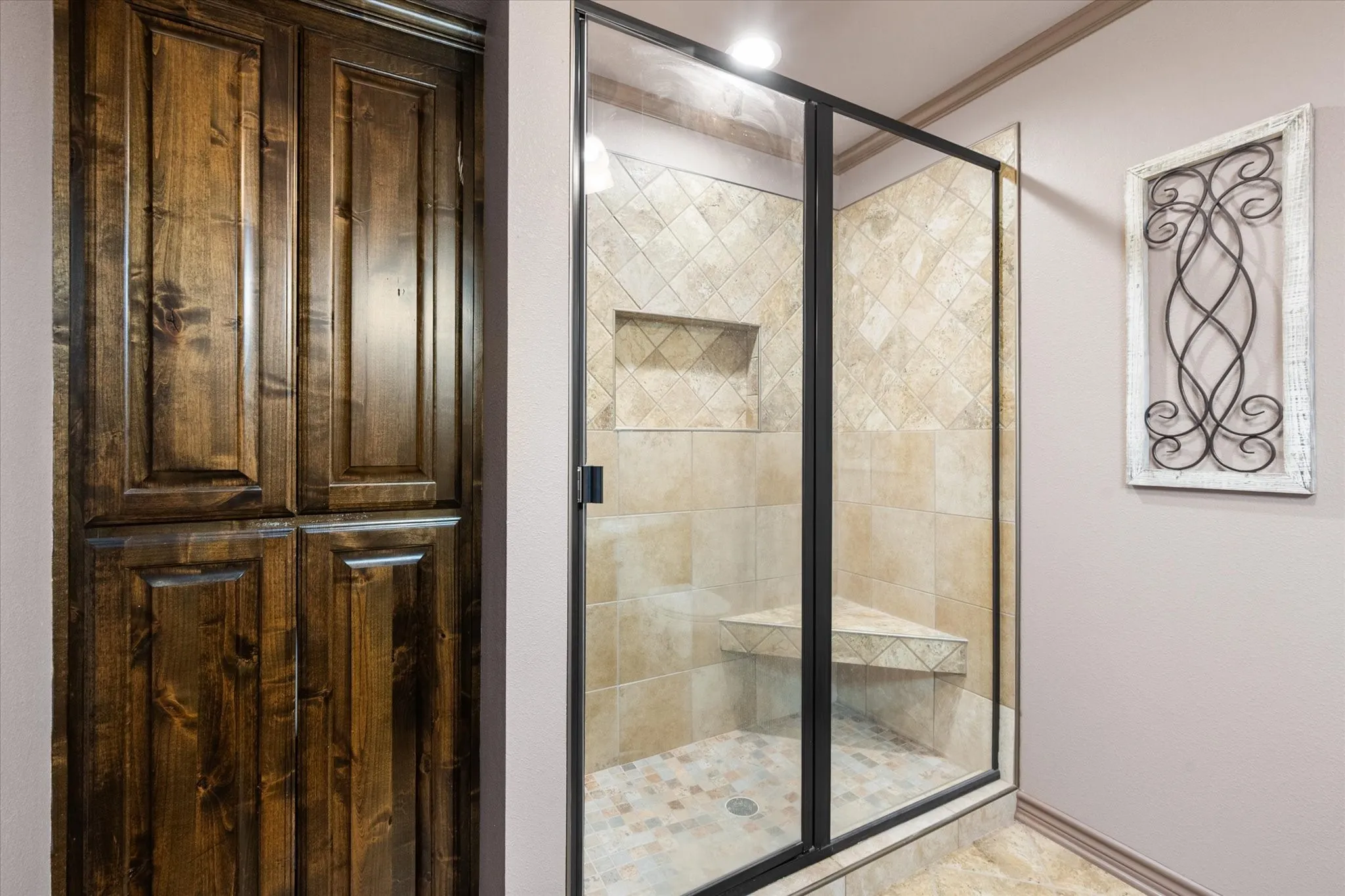 Single Family Residence For Sale in Henderson County , 110 Northwood Place, Enchanted Oaks, Texas 75156, 3 Bedroom, 2 Bathroom, 2 Garage spaces, 1,792 Sqft, built in 1972, Preowned, mls#21139421, Real Estate Agent in Enchanted Oaks, Homes For Sale in Henderson county, Homes For Sale in Enchanted Oaks, Realtor in Enchanted Oaks Texas, Real Estate Brokerage Independent Realty Texas, Luminita Cordes Realtor
