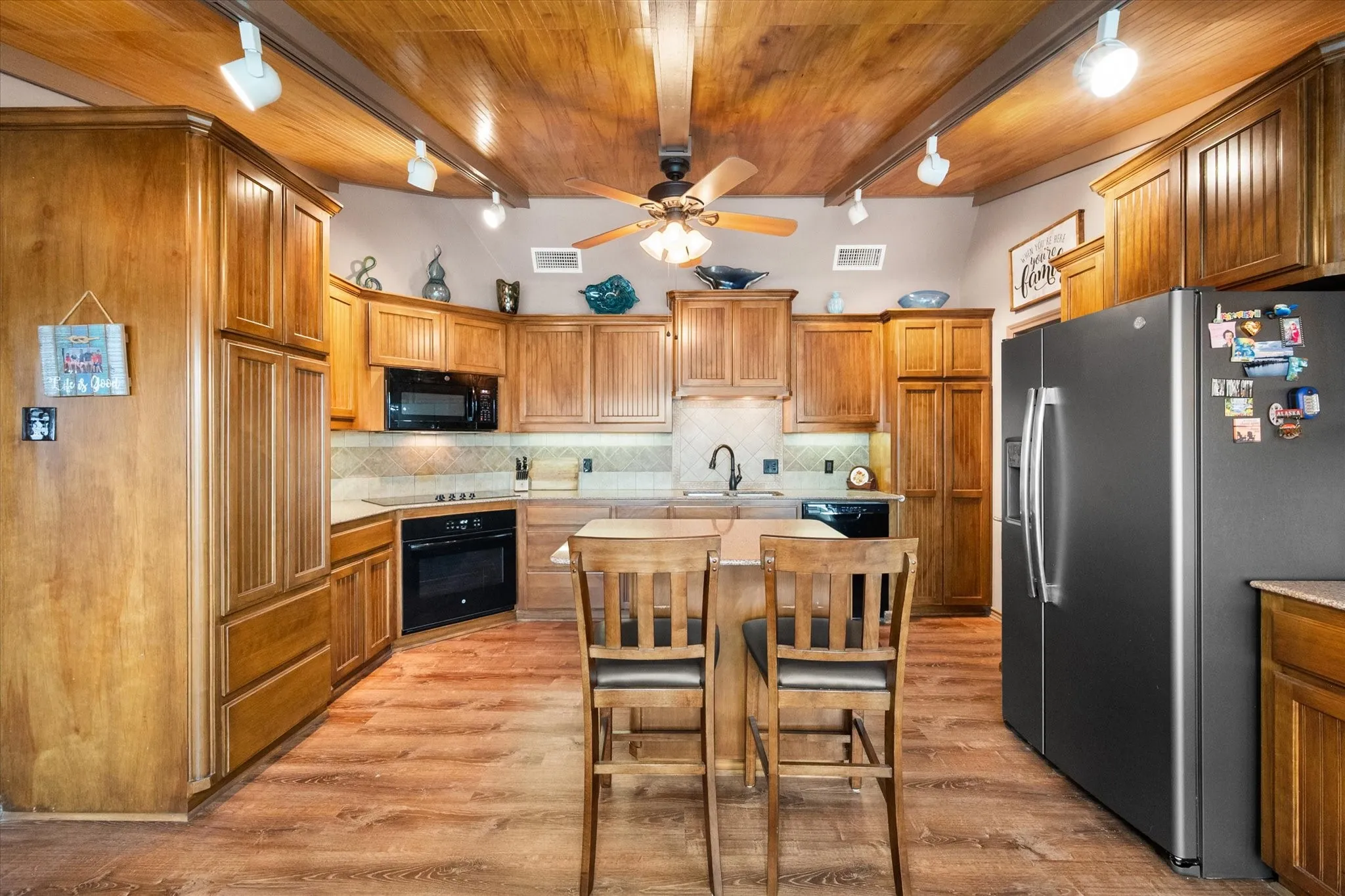 Single Family Residence For Sale in Henderson County , 110 Northwood Place, Enchanted Oaks, Texas 75156, 3 Bedroom, 2 Bathroom, 2 Garage spaces, 1,792 Sqft, built in 1972, Preowned, mls#21139421, Real Estate Agent in Enchanted Oaks, Homes For Sale in Henderson county, Homes For Sale in Enchanted Oaks, Realtor in Enchanted Oaks Texas, Real Estate Brokerage Independent Realty Texas, Luminita Cordes Realtor