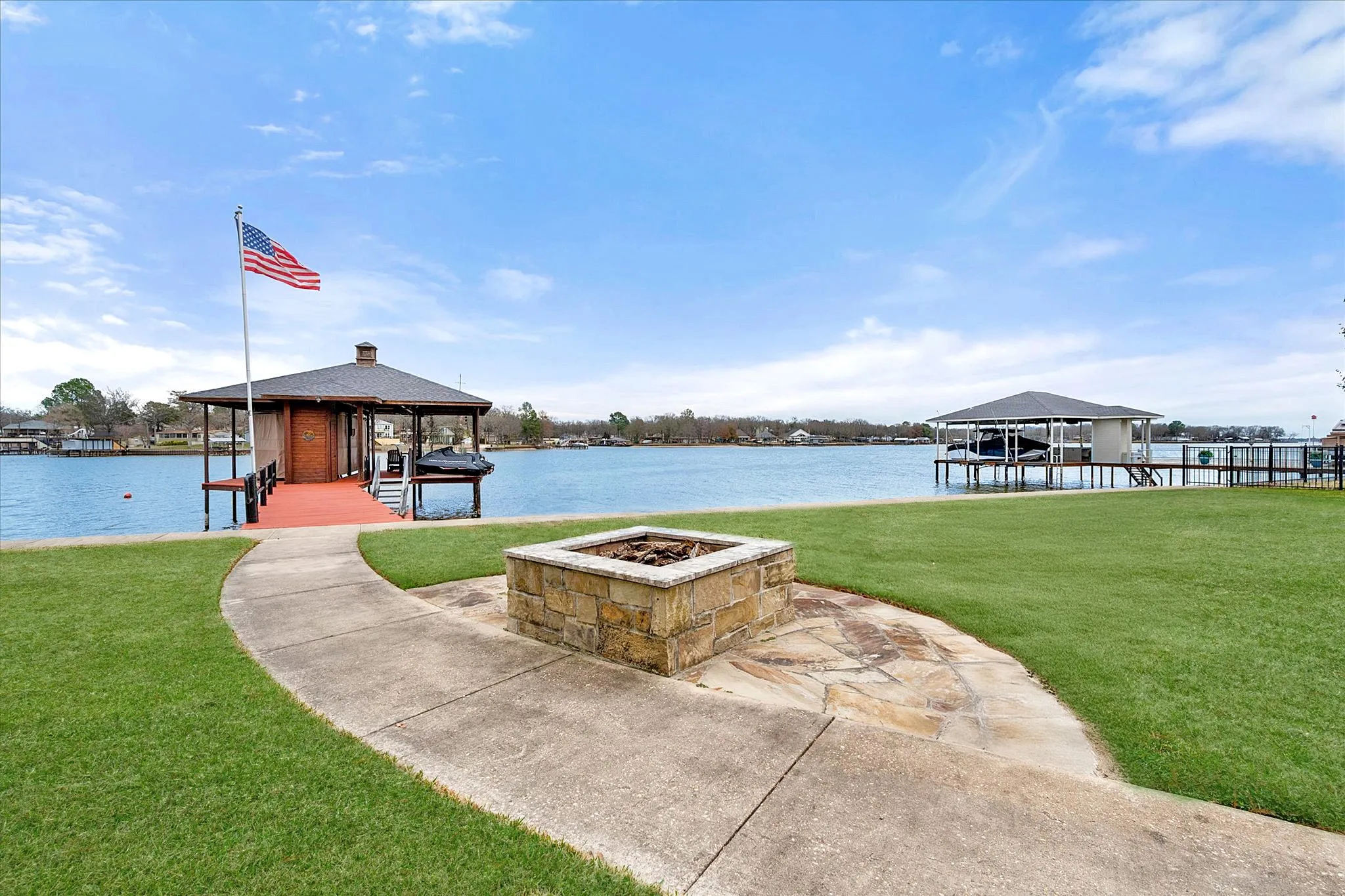 Single Family Residence For Sale in Henderson County , 110 Northwood Place, Enchanted Oaks, Texas 75156, 3 Bedroom, 2 Bathroom, 2 Garage spaces, 1,792 Sqft, built in 1972, Preowned, mls#21139421, Real Estate Agent in Enchanted Oaks, Homes For Sale in Henderson county, Homes For Sale in Enchanted Oaks, Realtor in Enchanted Oaks Texas, Real Estate Brokerage Independent Realty Texas, Luminita Cordes Realtor