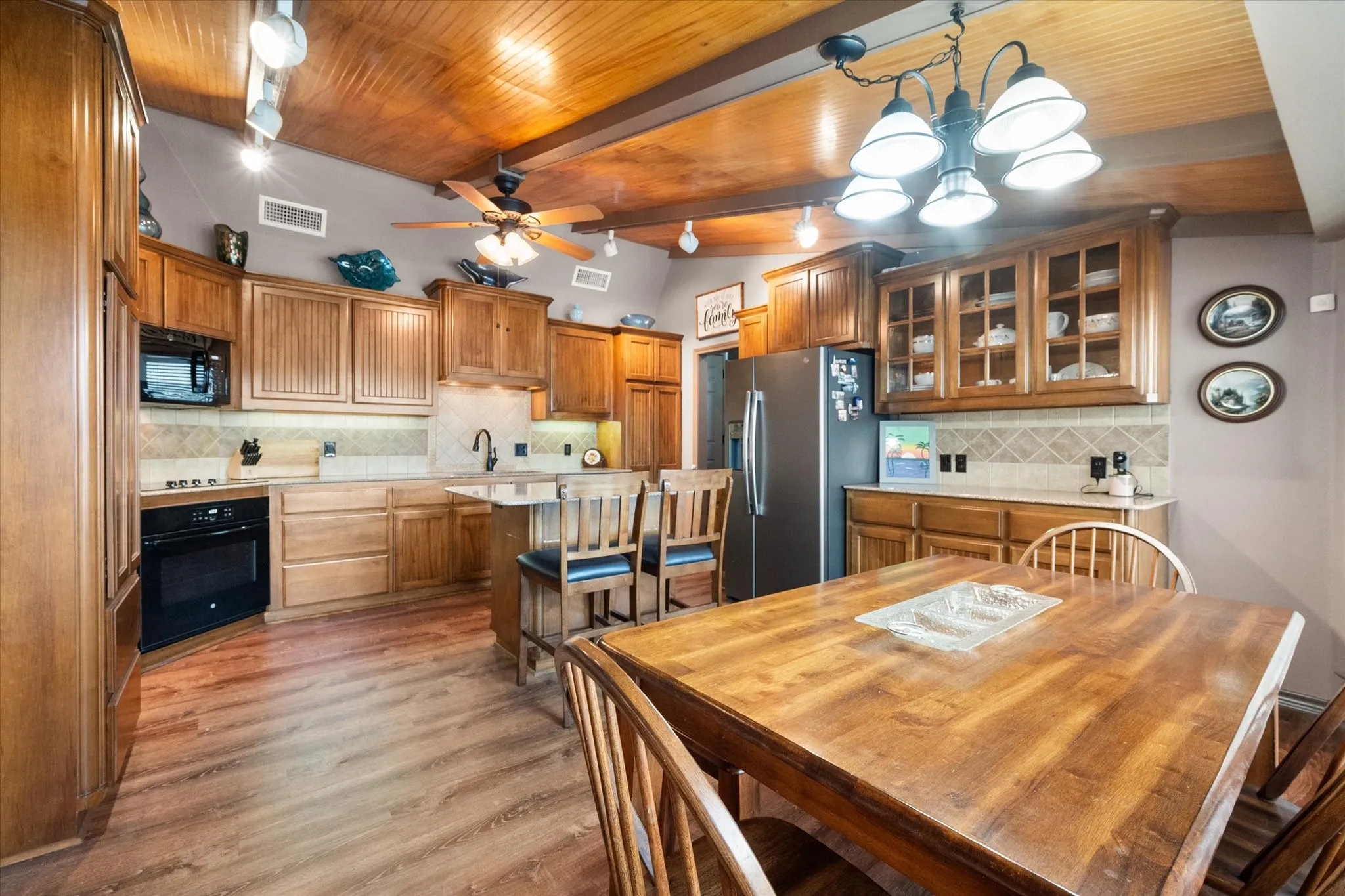 Single Family Residence For Sale in Henderson County , 110 Northwood Place, Enchanted Oaks, Texas 75156, 3 Bedroom, 2 Bathroom, 2 Garage spaces, 1,792 Sqft, built in 1972, Preowned, mls#21139421, Real Estate Agent in Enchanted Oaks, Homes For Sale in Henderson county, Homes For Sale in Enchanted Oaks, Realtor in Enchanted Oaks Texas, Real Estate Brokerage Independent Realty Texas, Luminita Cordes Realtor