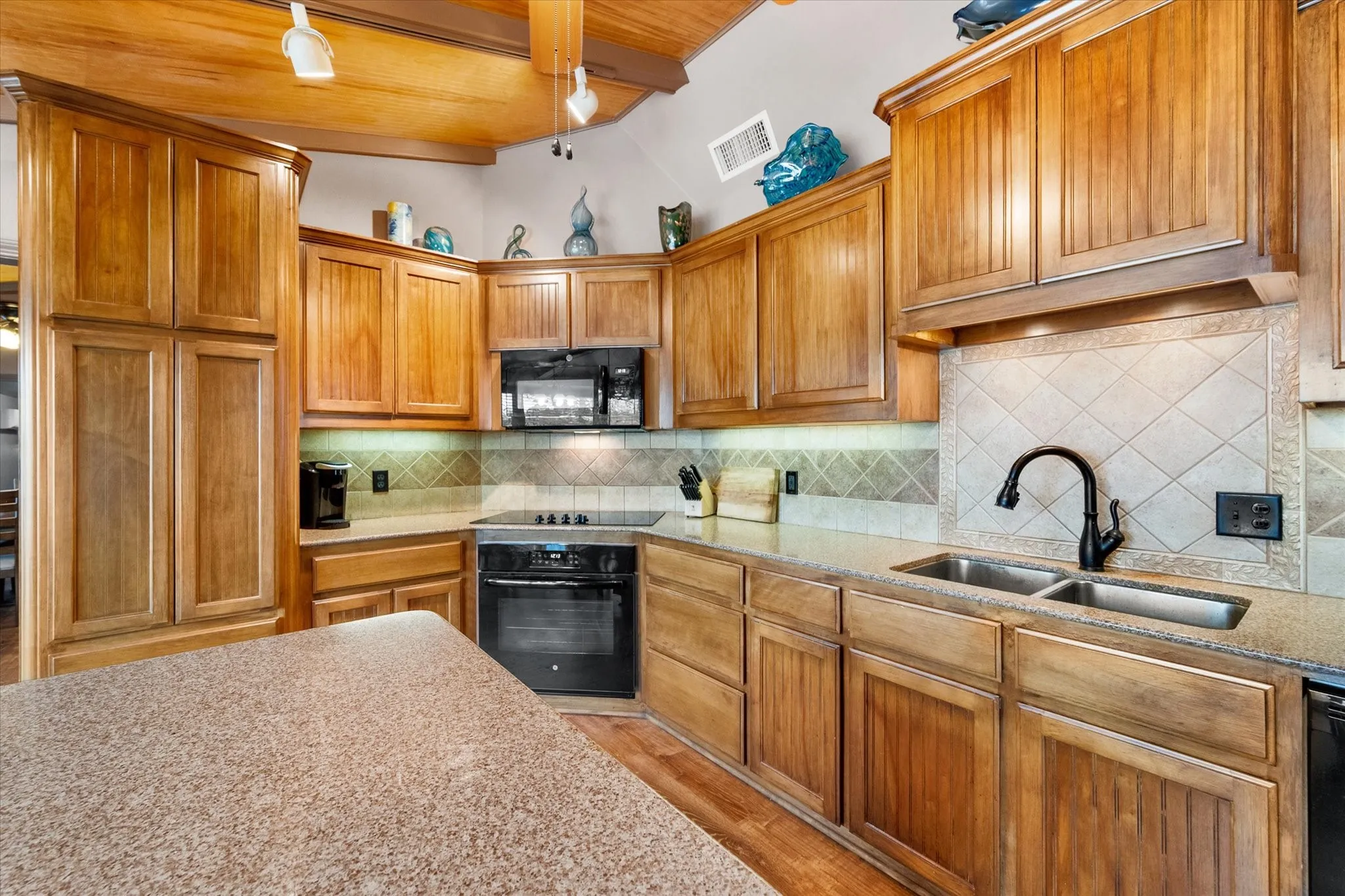 Single Family Residence For Sale in Henderson County , 110 Northwood Place, Enchanted Oaks, Texas 75156, 3 Bedroom, 2 Bathroom, 2 Garage spaces, 1,792 Sqft, built in 1972, Preowned, mls#21139421, Real Estate Agent in Enchanted Oaks, Homes For Sale in Henderson county, Homes For Sale in Enchanted Oaks, Realtor in Enchanted Oaks Texas, Real Estate Brokerage Independent Realty Texas, Luminita Cordes Realtor