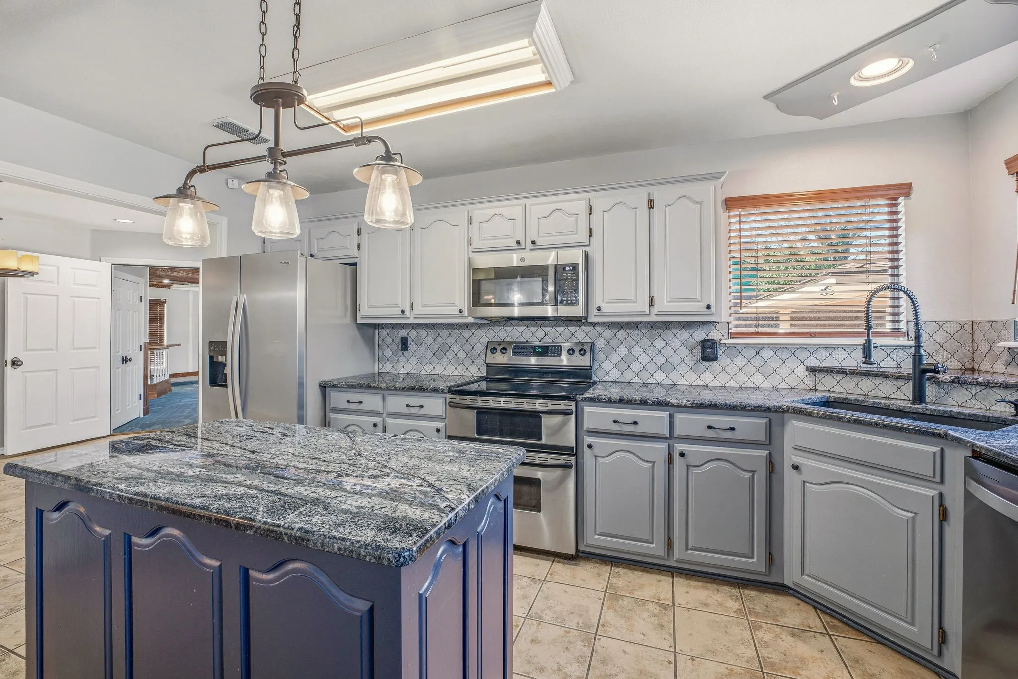 Single Family Residence For Sale in Erath County , 107 Sandra Palmer Street, Stephenville, Texas 76401, 4 Bedroom, 3 Bathroom, Garage spaces, 3,078 Sqft, built in 1993, Preowned, mls#21141420, Real Estate Agent in Stephenville, Homes For Sale in Erath county, Homes For Sale in Stephenville, Realtor in Stephenville Texas, Real Estate Brokerage Independent Realty Texas, Luminita Cordes Realtor
