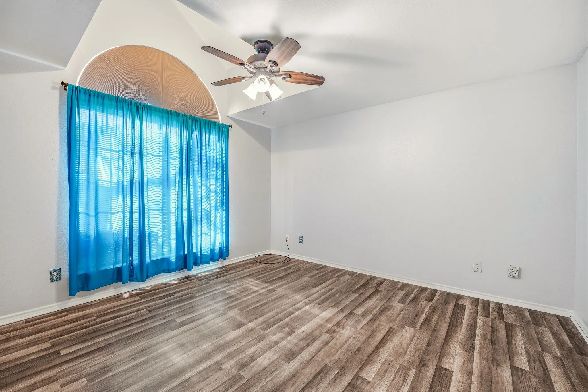 Single Family Residence For Sale in Erath County , 107 Sandra Palmer Street, Stephenville, Texas 76401, 4 Bedroom, 3 Bathroom, Garage spaces, 3,078 Sqft, built in 1993, Preowned, mls#21141420, Real Estate Agent in Stephenville, Homes For Sale in Erath county, Homes For Sale in Stephenville, Realtor in Stephenville Texas, Real Estate Brokerage Independent Realty Texas, Luminita Cordes Realtor