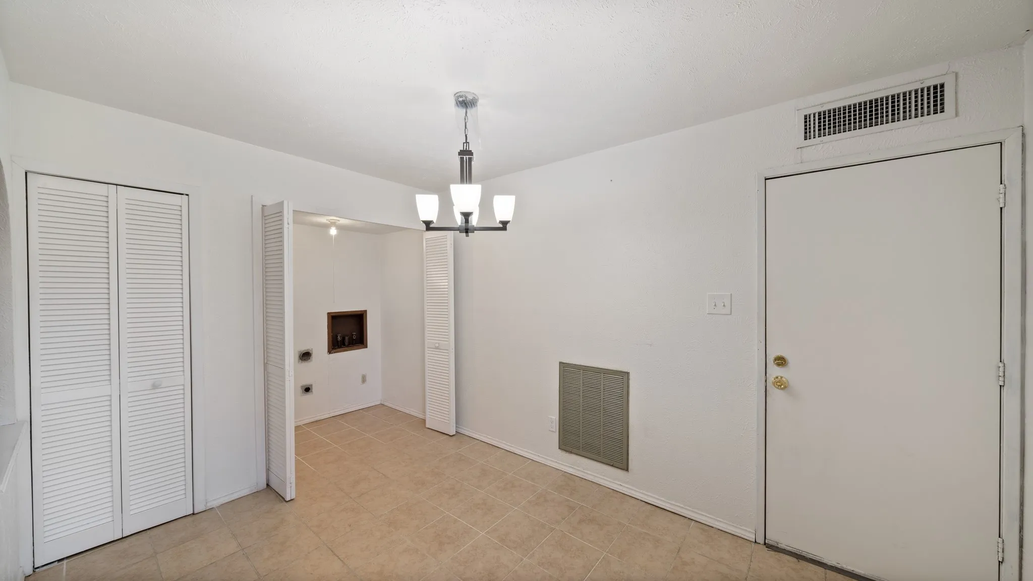 Single Family Residence For Sale in Dallas County , 7020 Nandina Drive, Dallas, Texas 75241, 4 Bedroom, 2 Bathroom, 2 Garage spaces, 1,680 Sqft, built in 1975, mls#21141431, Real Estate Agent in Dallas, Homes For Sale in Dallas county, Homes For Sale in Dallas, Realtor in Dallas Texas, Real Estate Brokerage Independent Realty Texas, Luminita Cordes Realtor