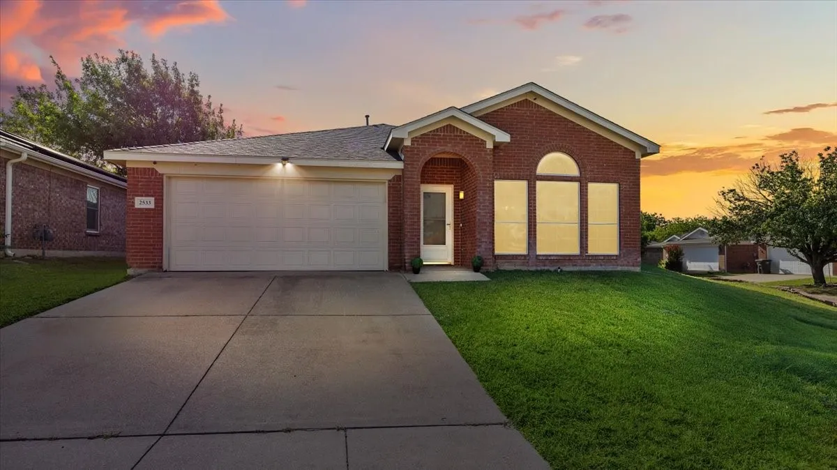 Single Family Residence For Sale in Tarrant County , 2533 Concina Way, Fort Worth, Texas 76108, 3 Bedroom, 2 Bathroom, 2 Garage spaces, 1,764 Sqft, built in 2002, Preowned, mls#21130273, Real Estate Agent in Fort Worth, Homes For Sale in Tarrant county, Homes For Sale in Fort Worth, Realtor in Fort Worth Texas, Real Estate Brokerage Independent Realty Texas, Luminita Cordes Realtor