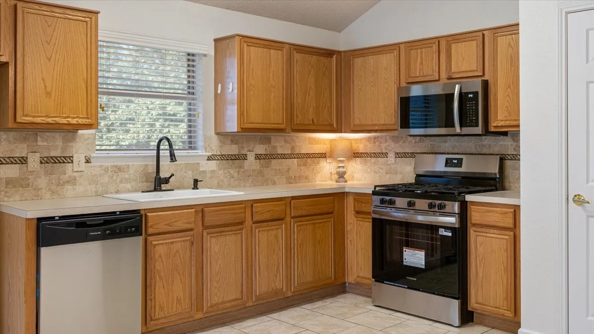 Brand-new stainless appliances!