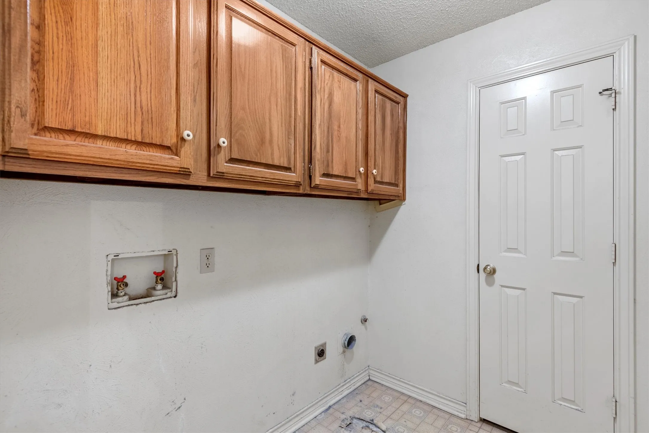 Single Family Residence For Sale in Dallas County , 1331 Briarmeade Drive, Duncanville, Texas 75137, 3 Bedrooms, 2 Bathrooms, 2 Garage spaces, 2,037 Sqft, built in 1984, Price $320,000, mls#21141547, Real Estate Agent in Duncanville, Homes For Sale in Dallas county, Homes For Sale in Duncanville, Realtor in Duncanville Texas, Real Estate Brokerage Independent Realty Texas, Luminita Cordes Realtor