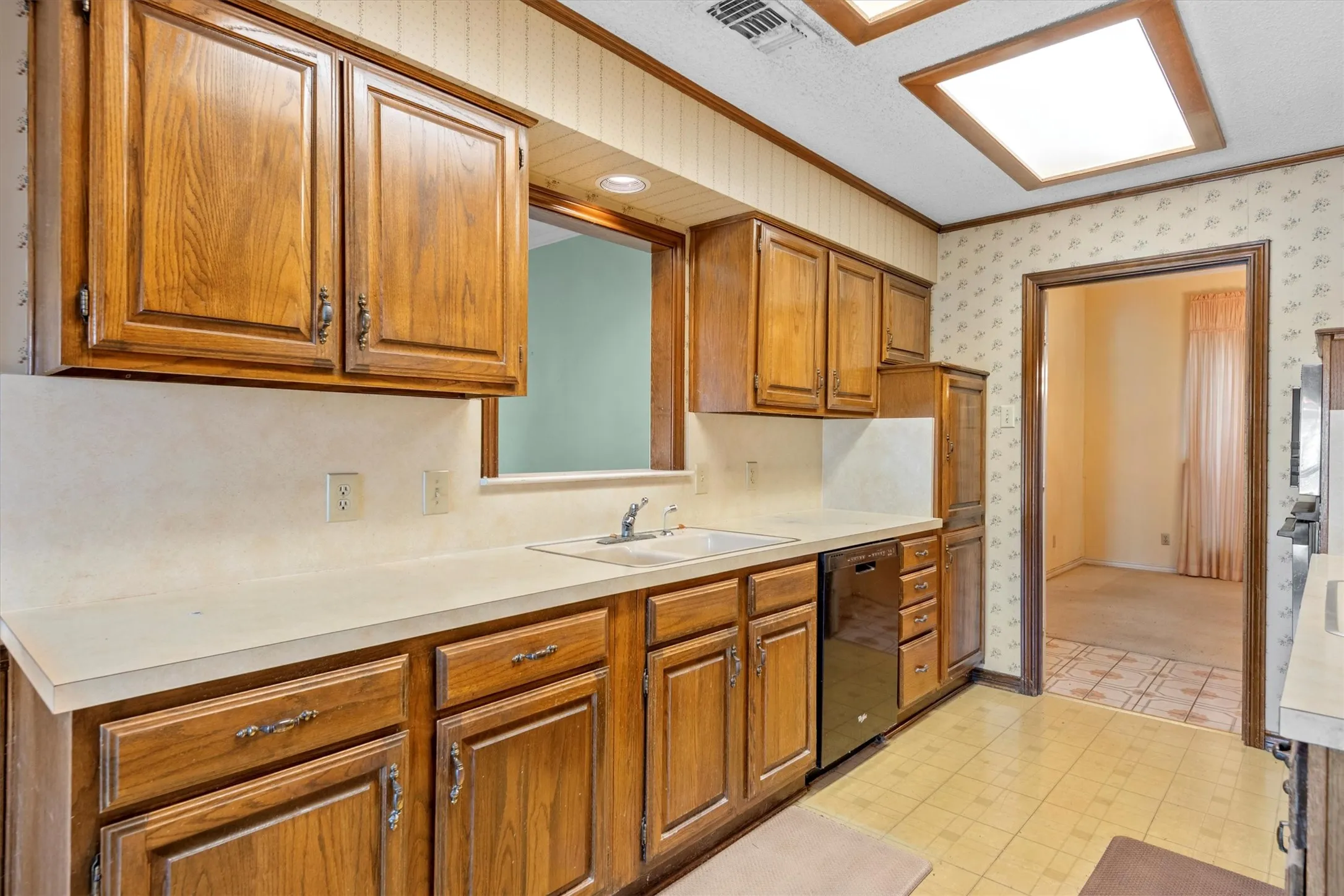 Single Family Residence For Sale in Dallas County , 1331 Briarmeade Drive, Duncanville, Texas 75137, 3 Bedrooms, 2 Bathrooms, 2 Garage spaces, 2,037 Sqft, built in 1984, Price $320,000, mls#21141547, Real Estate Agent in Duncanville, Homes For Sale in Dallas county, Homes For Sale in Duncanville, Realtor in Duncanville Texas, Real Estate Brokerage Independent Realty Texas, Luminita Cordes Realtor