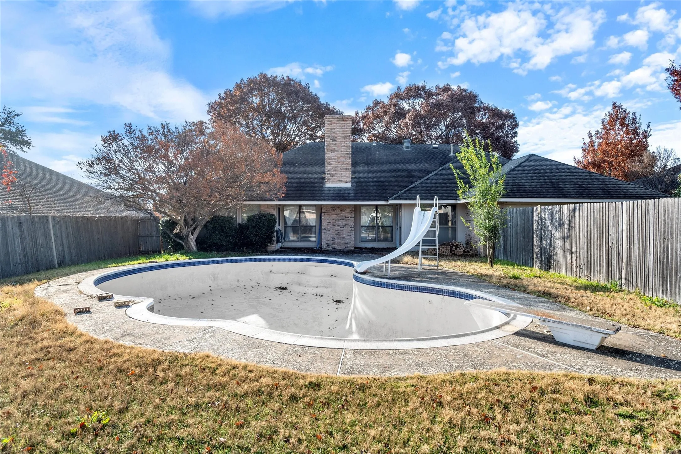 Single Family Residence For Sale in Dallas County , 1331 Briarmeade Drive, Duncanville, Texas 75137, 3 Bedrooms, 2 Bathrooms, 2 Garage spaces, 2,037 Sqft, built in 1984, Price $320,000, mls#21141547, Real Estate Agent in Duncanville, Homes For Sale in Dallas county, Homes For Sale in Duncanville, Realtor in Duncanville Texas, Real Estate Brokerage Independent Realty Texas, Luminita Cordes Realtor