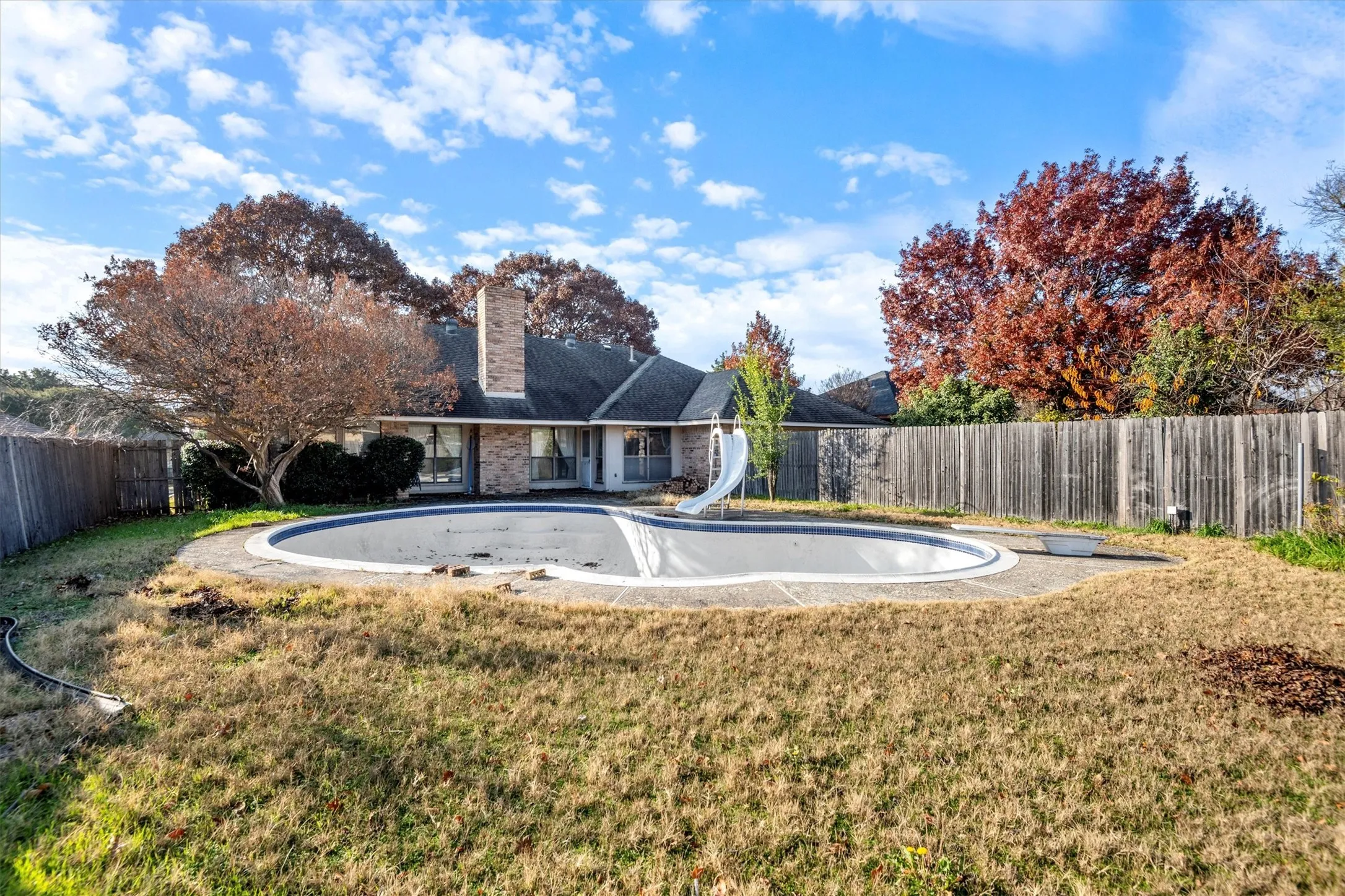 Single Family Residence For Sale in Dallas County , 1331 Briarmeade Drive, Duncanville, Texas 75137, 3 Bedrooms, 2 Bathrooms, 2 Garage spaces, 2,037 Sqft, built in 1984, Price $320,000, mls#21141547, Real Estate Agent in Duncanville, Homes For Sale in Dallas county, Homes For Sale in Duncanville, Realtor in Duncanville Texas, Real Estate Brokerage Independent Realty Texas, Luminita Cordes Realtor