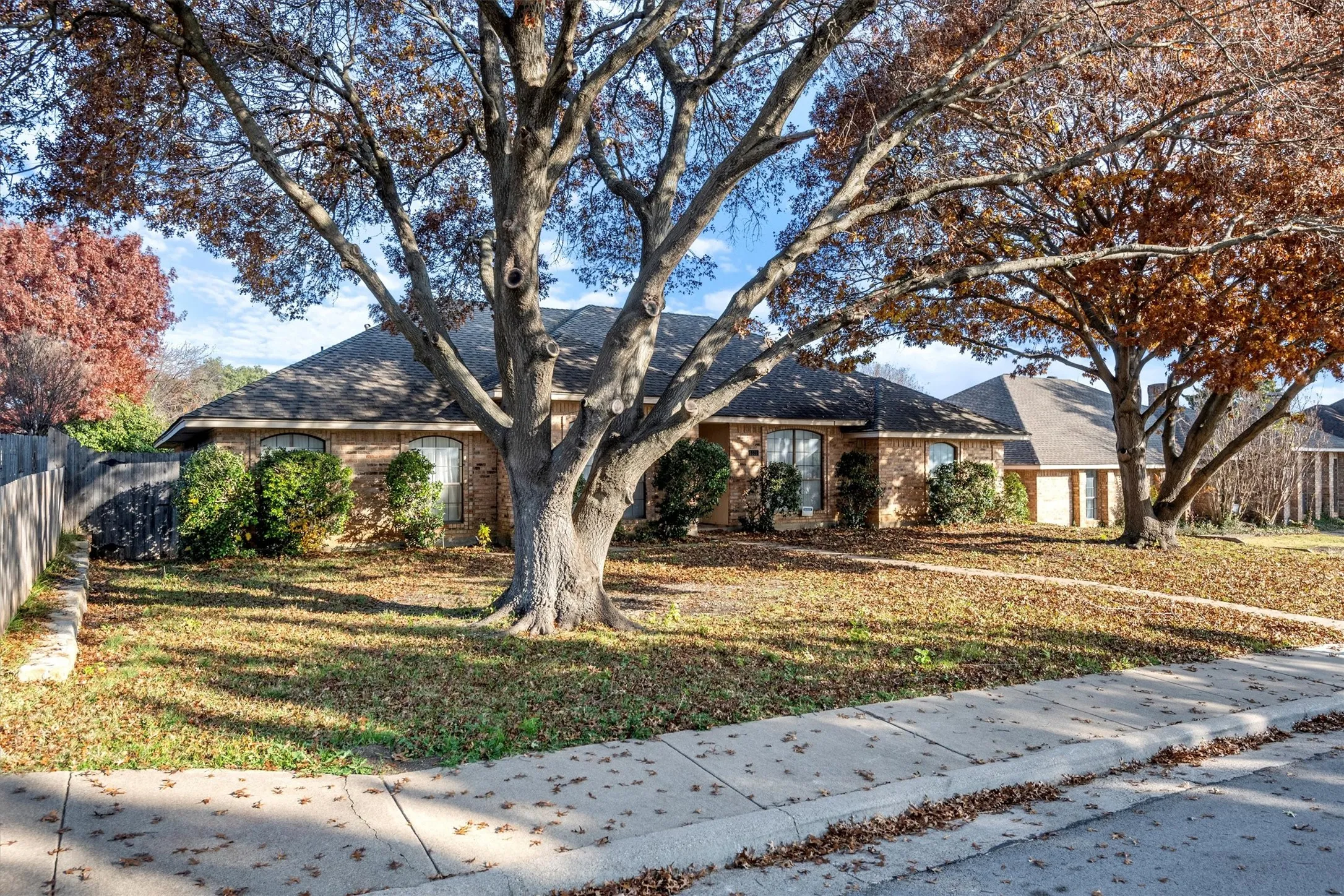 Single Family Residence For Sale in Dallas County , 1331 Briarmeade Drive, Duncanville, Texas 75137, 3 Bedrooms, 2 Bathrooms, 2 Garage spaces, 2,037 Sqft, built in 1984, Price $320,000, mls#21141547, Real Estate Agent in Duncanville, Homes For Sale in Dallas county, Homes For Sale in Duncanville, Realtor in Duncanville Texas, Real Estate Brokerage Independent Realty Texas, Luminita Cordes Realtor