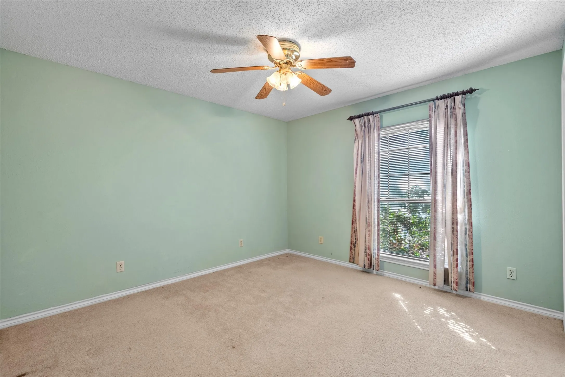 Single Family Residence For Sale in Dallas County , 1331 Briarmeade Drive, Duncanville, Texas 75137, 3 Bedrooms, 2 Bathrooms, 2 Garage spaces, 2,037 Sqft, built in 1984, Price $320,000, mls#21141547, Real Estate Agent in Duncanville, Homes For Sale in Dallas county, Homes For Sale in Duncanville, Realtor in Duncanville Texas, Real Estate Brokerage Independent Realty Texas, Luminita Cordes Realtor