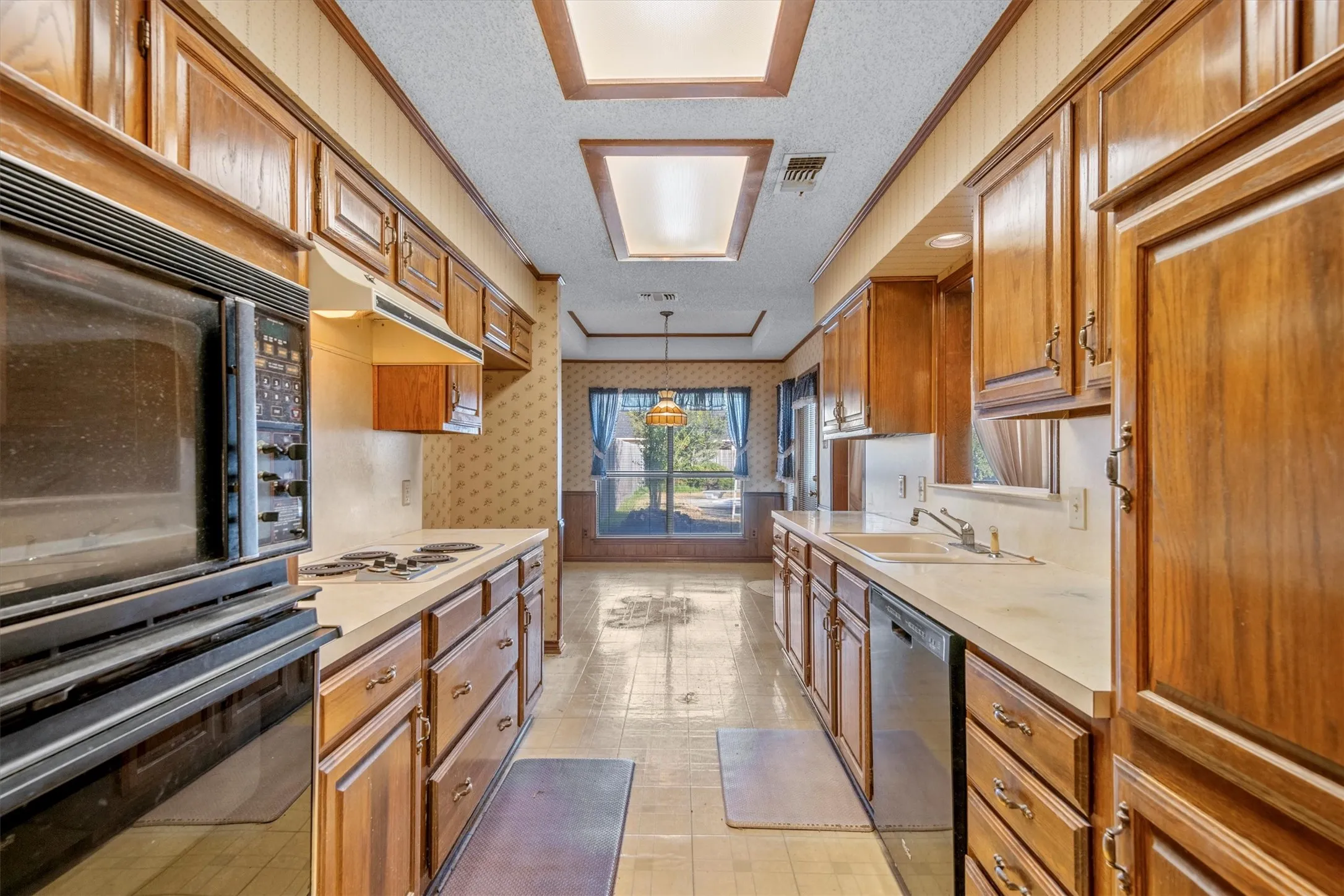 Single Family Residence For Sale in Dallas County , 1331 Briarmeade Drive, Duncanville, Texas 75137, 3 Bedrooms, 2 Bathrooms, 2 Garage spaces, 2,037 Sqft, built in 1984, Price $320,000, mls#21141547, Real Estate Agent in Duncanville, Homes For Sale in Dallas county, Homes For Sale in Duncanville, Realtor in Duncanville Texas, Real Estate Brokerage Independent Realty Texas, Luminita Cordes Realtor
