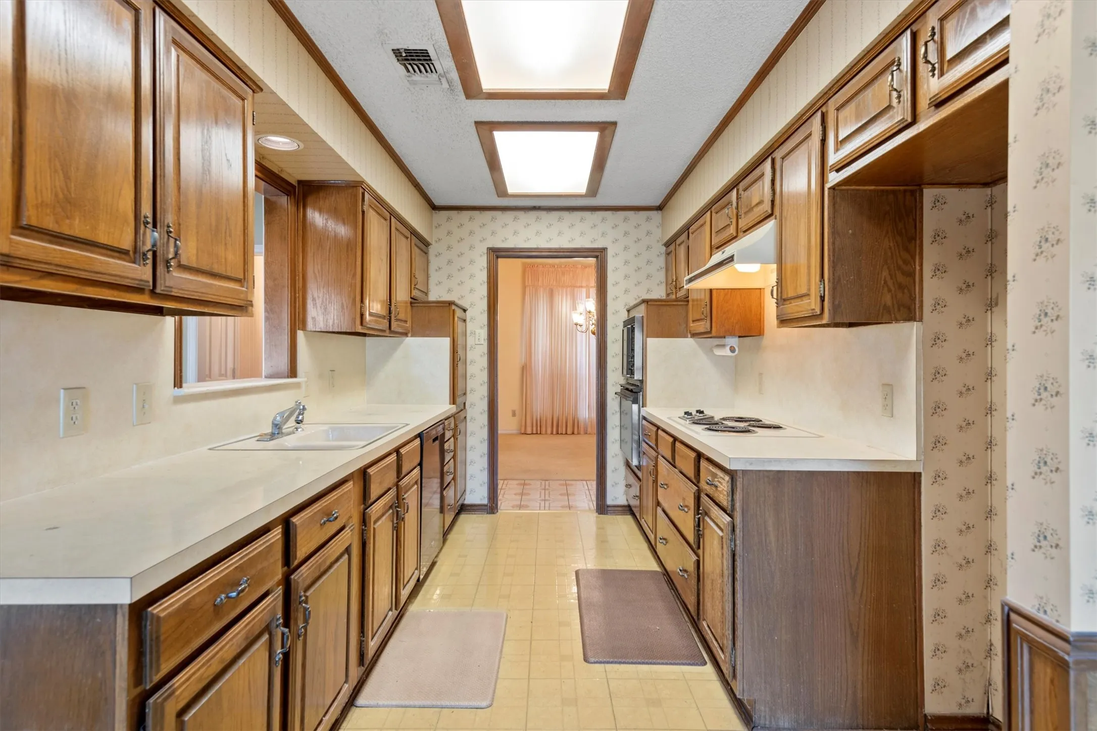 Single Family Residence For Sale in Dallas County , 1331 Briarmeade Drive, Duncanville, Texas 75137, 3 Bedrooms, 2 Bathrooms, 2 Garage spaces, 2,037 Sqft, built in 1984, Price $320,000, mls#21141547, Real Estate Agent in Duncanville, Homes For Sale in Dallas county, Homes For Sale in Duncanville, Realtor in Duncanville Texas, Real Estate Brokerage Independent Realty Texas, Luminita Cordes Realtor