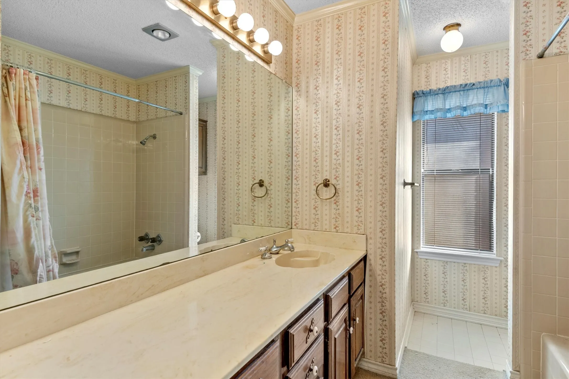 Single Family Residence For Sale in Dallas County , 1331 Briarmeade Drive, Duncanville, Texas 75137, 3 Bedrooms, 2 Bathrooms, 2 Garage spaces, 2,037 Sqft, built in 1984, Price $320,000, mls#21141547, Real Estate Agent in Duncanville, Homes For Sale in Dallas county, Homes For Sale in Duncanville, Realtor in Duncanville Texas, Real Estate Brokerage Independent Realty Texas, Luminita Cordes Realtor