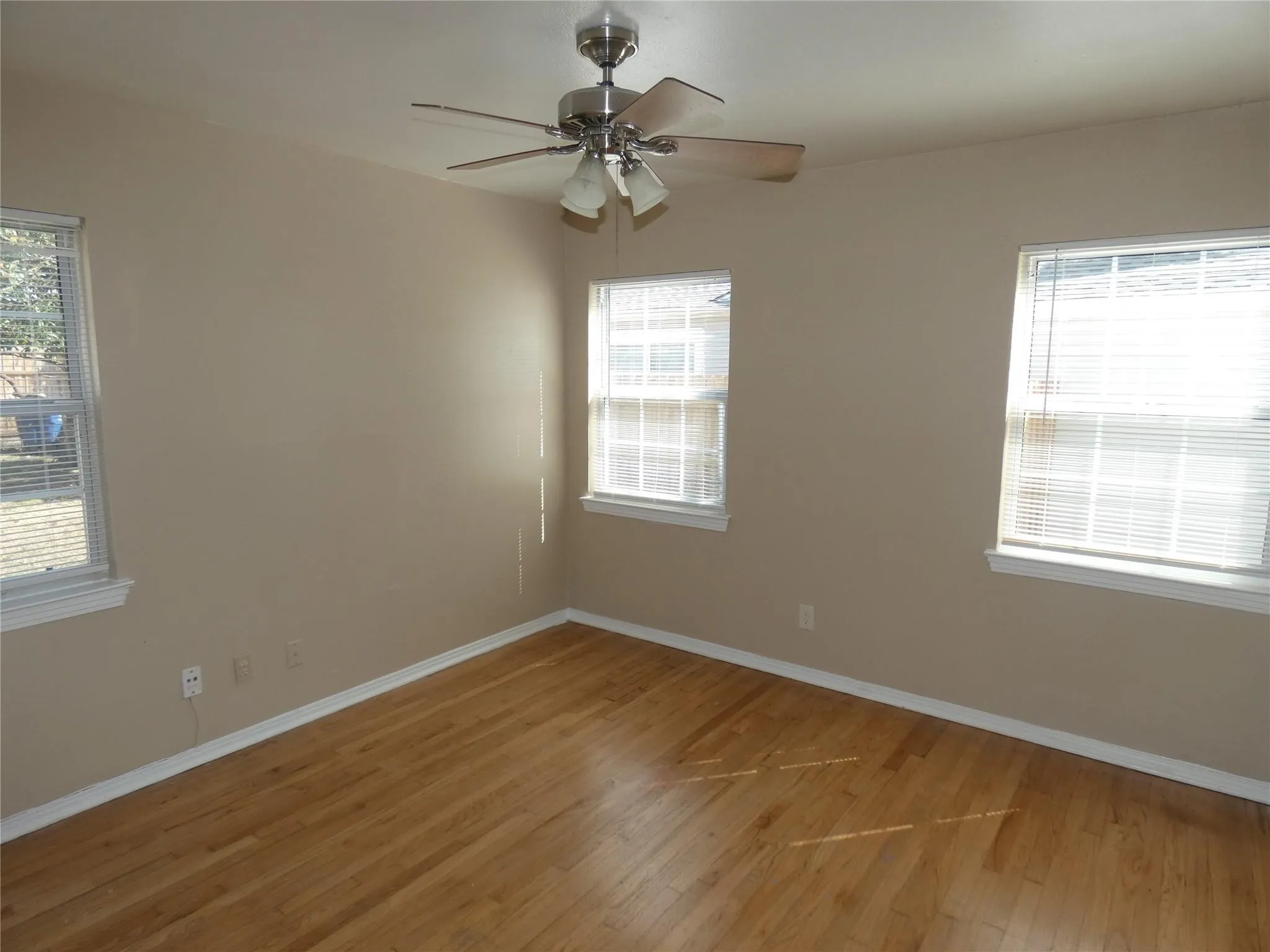 Single Family Residence For Sale in Dallas County , 11819 Broadmoor Drive, Dallas, Texas 75218, 3 Bedroom, 1 Bathroom, 1 Garage spaces, 1,080 Sqft, built in 1951, Preowned, mls#21135652, Real Estate Agent in Dallas, Homes For Sale in Dallas county, Homes For Sale in Dallas, Realtor in Dallas Texas, Real Estate Brokerage Independent Realty Texas, Luminita Cordes Realtor