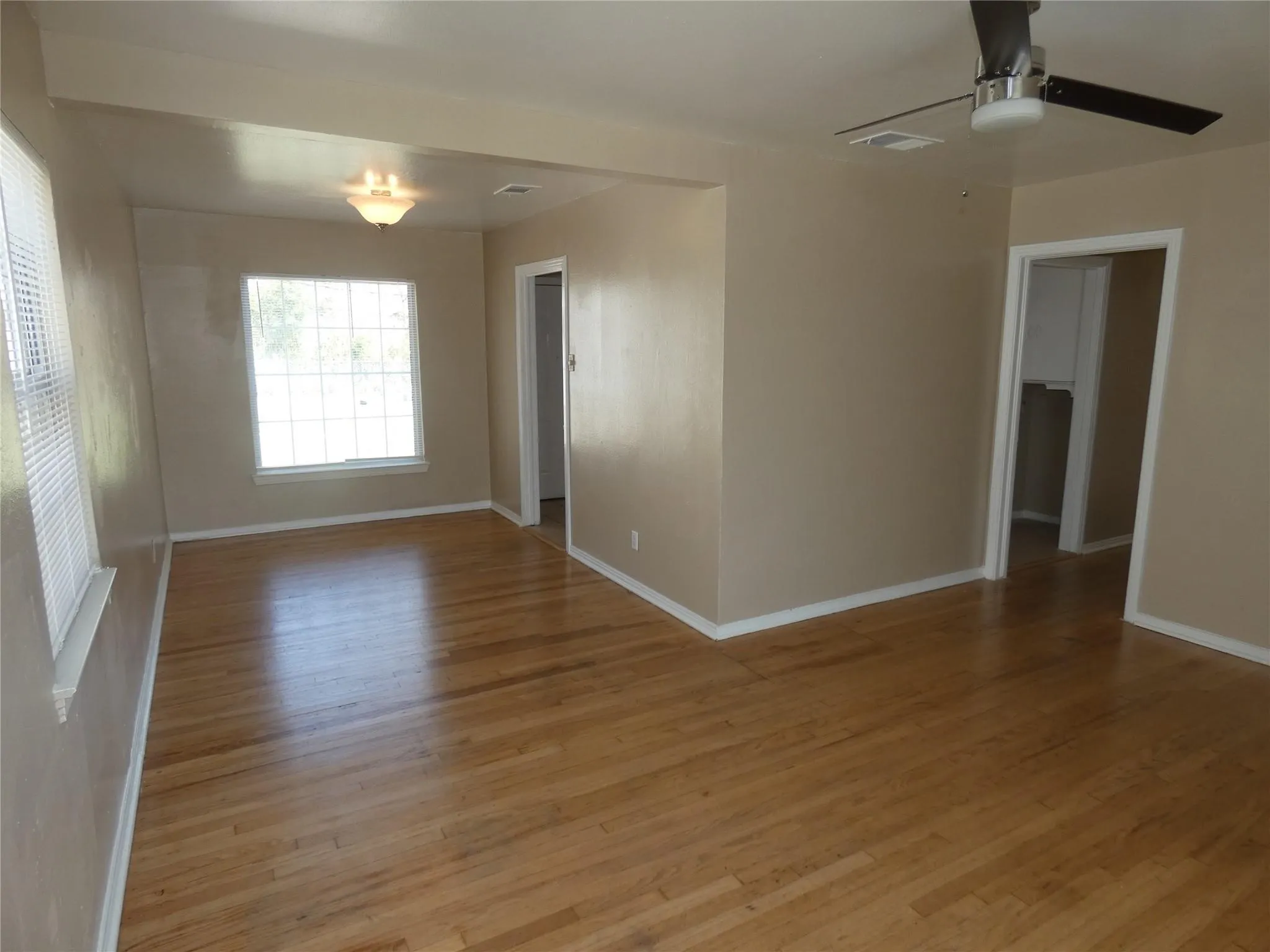 Single Family Residence For Sale in Dallas County , 11819 Broadmoor Drive, Dallas, Texas 75218, 3 Bedroom, 1 Bathroom, 1 Garage spaces, 1,080 Sqft, built in 1951, Preowned, mls#21135652, Real Estate Agent in Dallas, Homes For Sale in Dallas county, Homes For Sale in Dallas, Realtor in Dallas Texas, Real Estate Brokerage Independent Realty Texas, Luminita Cordes Realtor