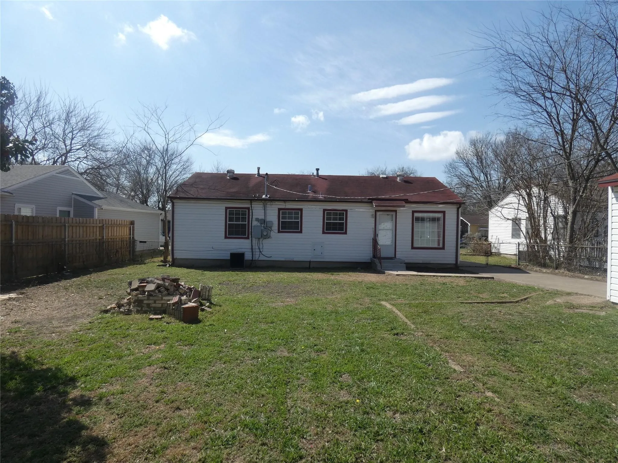 Single Family Residence For Sale in Dallas County , 11819 Broadmoor Drive, Dallas, Texas 75218, 3 Bedroom, 1 Bathroom, 1 Garage spaces, 1,080 Sqft, built in 1951, Preowned, mls#21135652, Real Estate Agent in Dallas, Homes For Sale in Dallas county, Homes For Sale in Dallas, Realtor in Dallas Texas, Real Estate Brokerage Independent Realty Texas, Luminita Cordes Realtor