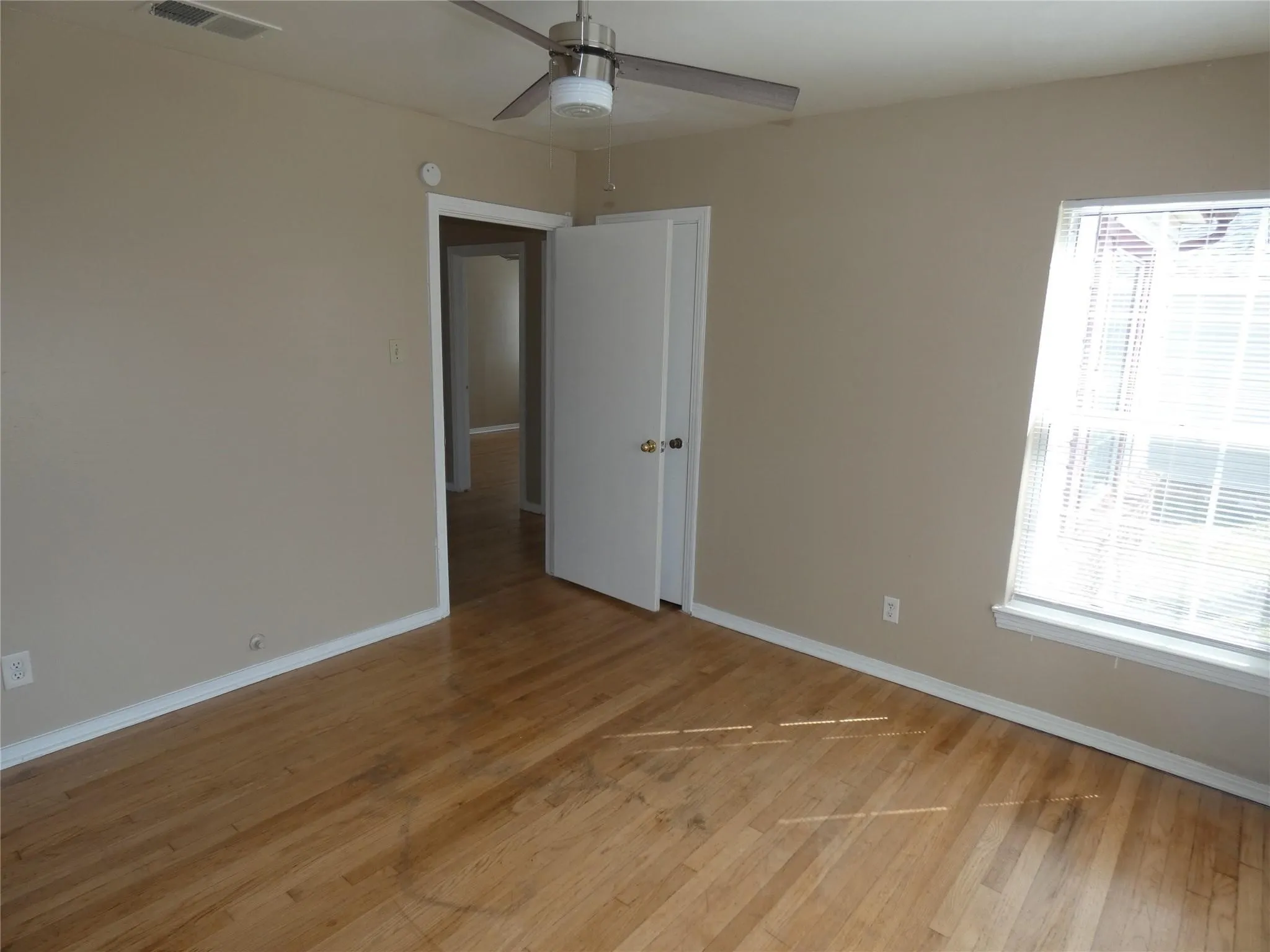Single Family Residence For Sale in Dallas County , 11819 Broadmoor Drive, Dallas, Texas 75218, 3 Bedroom, 1 Bathroom, 1 Garage spaces, 1,080 Sqft, built in 1951, Preowned, mls#21135652, Real Estate Agent in Dallas, Homes For Sale in Dallas county, Homes For Sale in Dallas, Realtor in Dallas Texas, Real Estate Brokerage Independent Realty Texas, Luminita Cordes Realtor