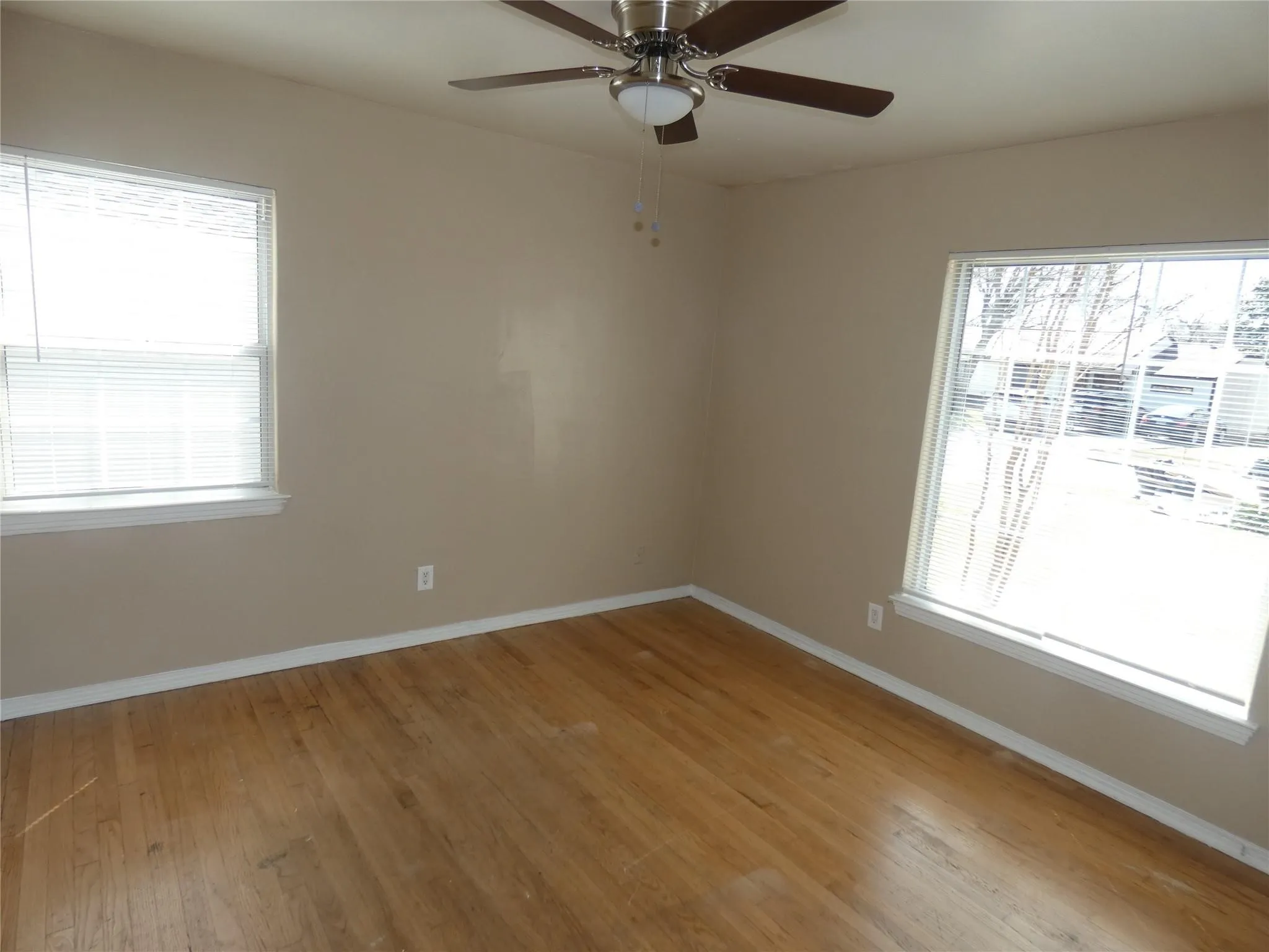 Single Family Residence For Sale in Dallas County , 11819 Broadmoor Drive, Dallas, Texas 75218, 3 Bedroom, 1 Bathroom, 1 Garage spaces, 1,080 Sqft, built in 1951, Preowned, mls#21135652, Real Estate Agent in Dallas, Homes For Sale in Dallas county, Homes For Sale in Dallas, Realtor in Dallas Texas, Real Estate Brokerage Independent Realty Texas, Luminita Cordes Realtor
