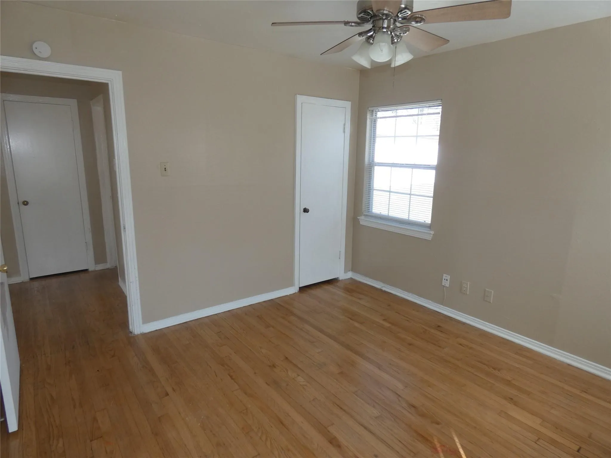 Single Family Residence For Sale in Dallas County , 11819 Broadmoor Drive, Dallas, Texas 75218, 3 Bedroom, 1 Bathroom, 1 Garage spaces, 1,080 Sqft, built in 1951, Preowned, mls#21135652, Real Estate Agent in Dallas, Homes For Sale in Dallas county, Homes For Sale in Dallas, Realtor in Dallas Texas, Real Estate Brokerage Independent Realty Texas, Luminita Cordes Realtor