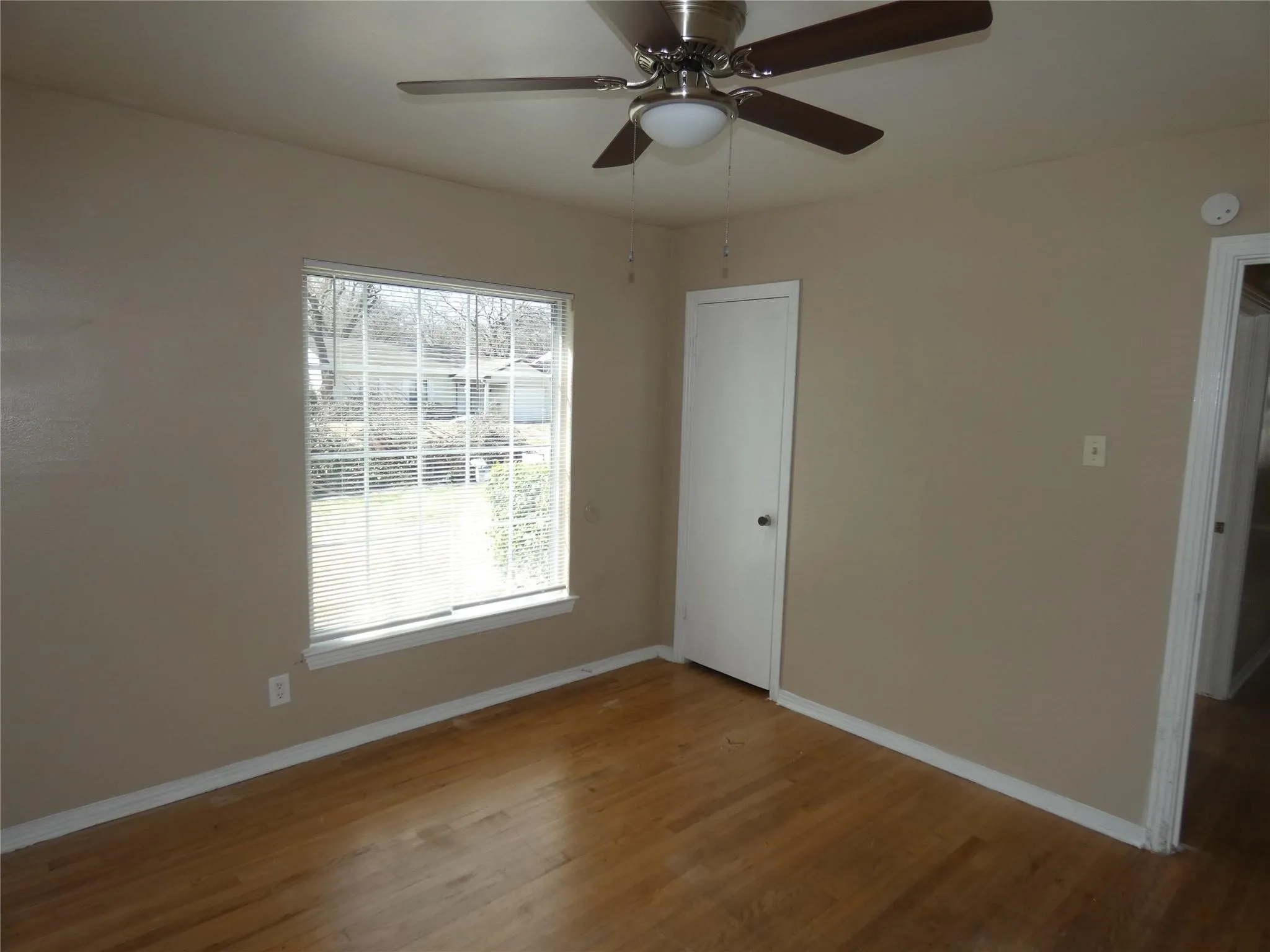 Single Family Residence For Sale in Dallas County , 11819 Broadmoor Drive, Dallas, Texas 75218, 3 Bedroom, 1 Bathroom, 1 Garage spaces, 1,080 Sqft, built in 1951, Preowned, mls#21135652, Real Estate Agent in Dallas, Homes For Sale in Dallas county, Homes For Sale in Dallas, Realtor in Dallas Texas, Real Estate Brokerage Independent Realty Texas, Luminita Cordes Realtor