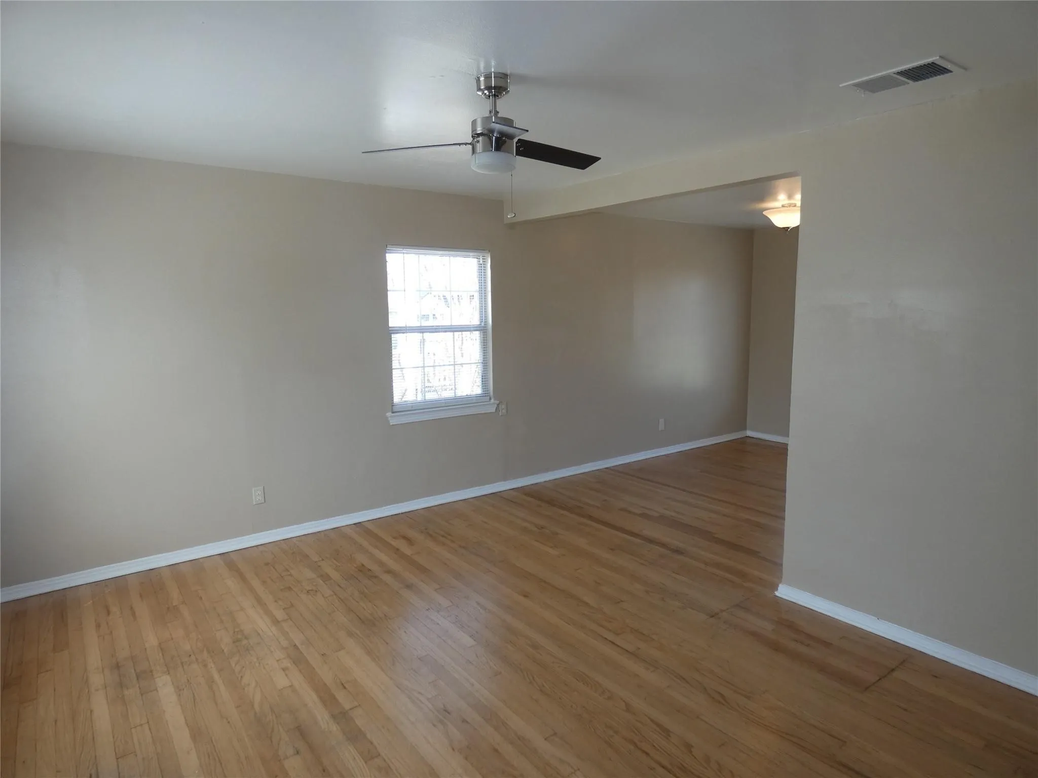 Single Family Residence For Sale in Dallas County , 11819 Broadmoor Drive, Dallas, Texas 75218, 3 Bedroom, 1 Bathroom, 1 Garage spaces, 1,080 Sqft, built in 1951, Preowned, mls#21135652, Real Estate Agent in Dallas, Homes For Sale in Dallas county, Homes For Sale in Dallas, Realtor in Dallas Texas, Real Estate Brokerage Independent Realty Texas, Luminita Cordes Realtor