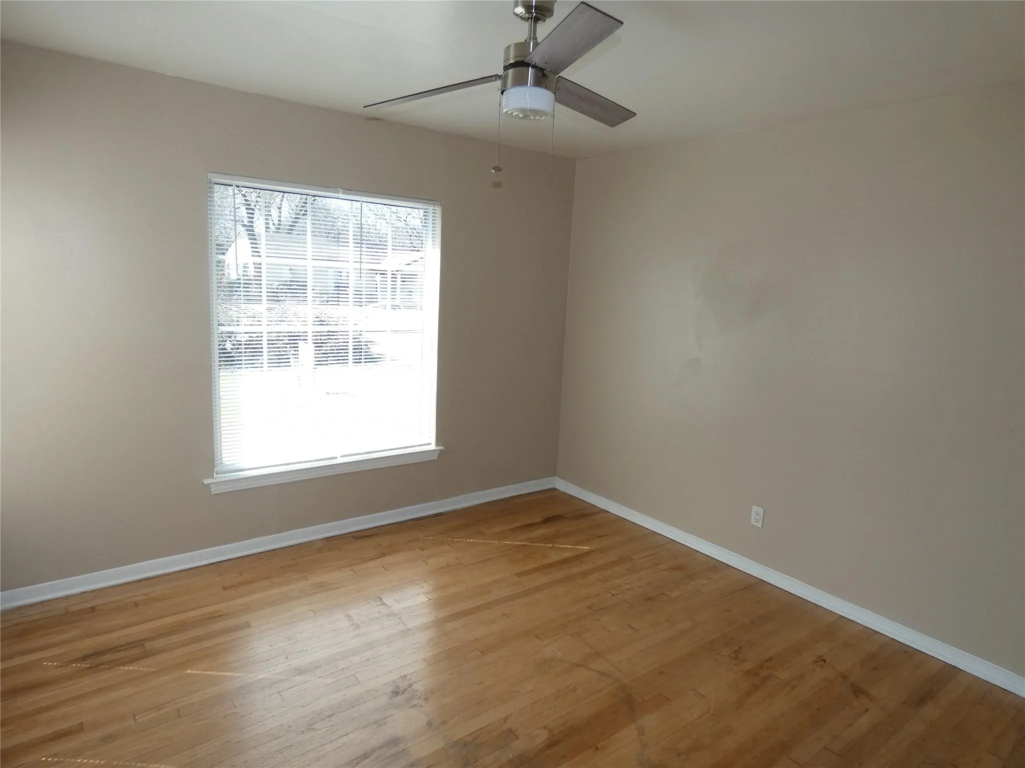 Single Family Residence For Sale in Dallas County , 11819 Broadmoor Drive, Dallas, Texas 75218, 3 Bedroom, 1 Bathroom, 1 Garage spaces, 1,080 Sqft, built in 1951, Preowned, mls#21135652, Real Estate Agent in Dallas, Homes For Sale in Dallas county, Homes For Sale in Dallas, Realtor in Dallas Texas, Real Estate Brokerage Independent Realty Texas, Luminita Cordes Realtor
