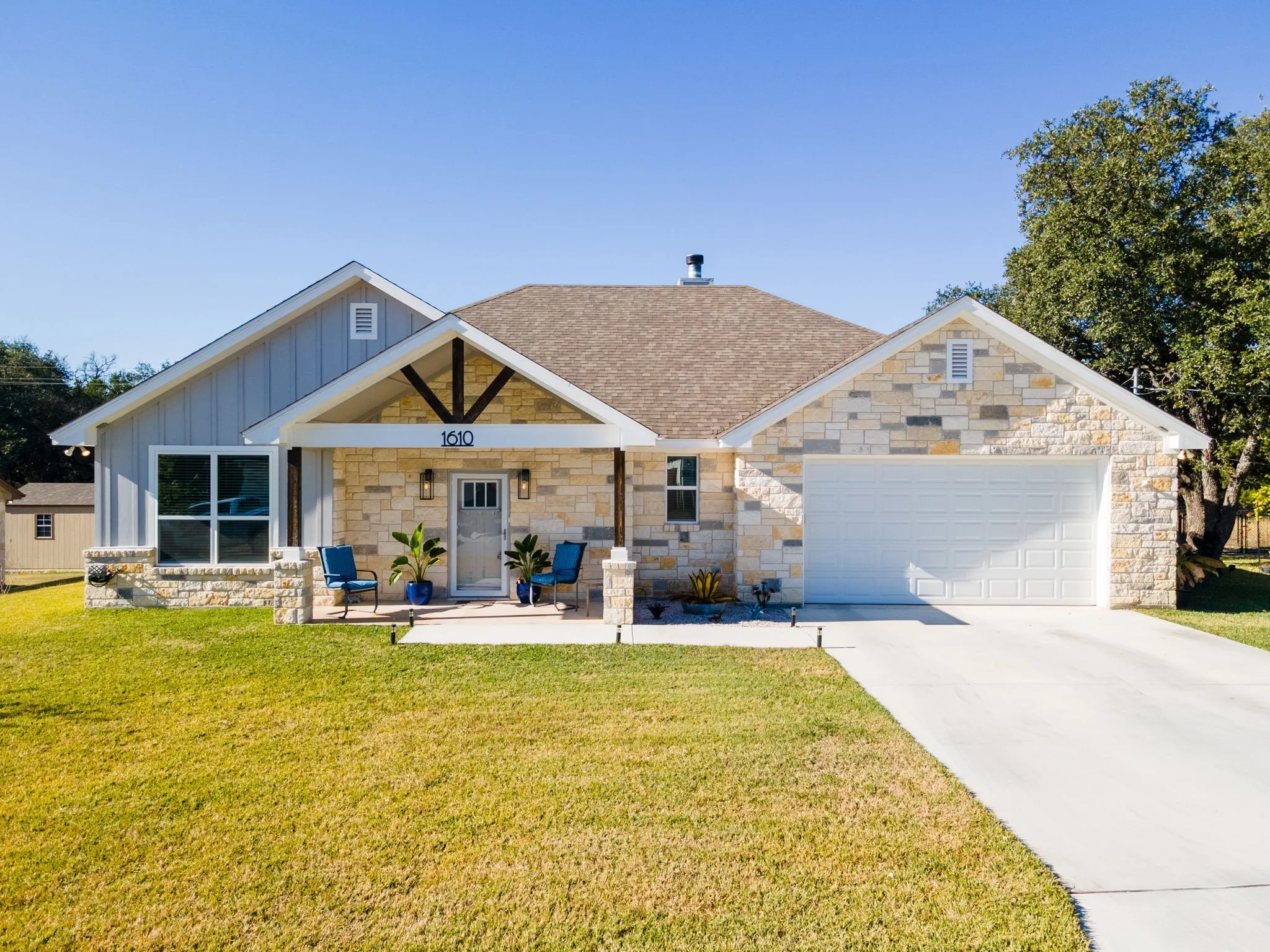 Single Family Residence For Sale in Lampasas County , 1610 Badger Lane, Lampasas, Texas 76550, 3 Bedroom, 2 Bathroom, 2 Garage spaces, 1,740 Sqft, built in 2022, Preowned, mls#21131662, Real Estate Agent in Lampasas, Homes For Sale in Lampasas county, Homes For Sale in Lampasas, Realtor in Lampasas Texas, Real Estate Brokerage Independent Realty Texas, Luminita Cordes Realtor