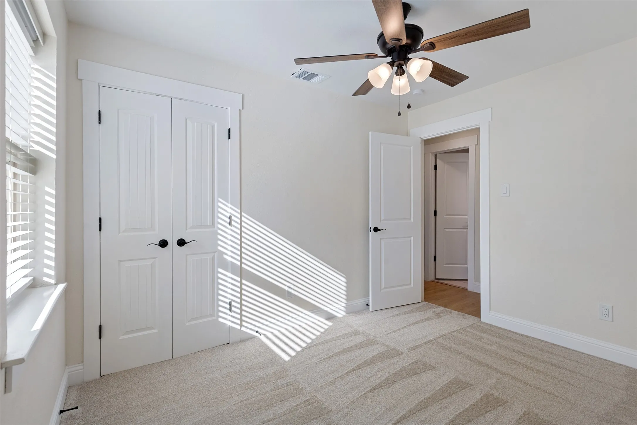 Single Family Residence For Sale in Grayson County , 137 S Meadowbrook Drive, Pottsboro, Texas 75076, 5 Bedroom, 4 Bathroom, 2 Garage spaces, 2,217 Sqft, built in 1978, Preowned, mls#21139065, Real Estate Agent in Pottsboro, Homes For Sale in Grayson county, Homes For Sale in Pottsboro, Realtor in Pottsboro Texas, Real Estate Brokerage Independent Realty Texas, Luminita Cordes Realtor