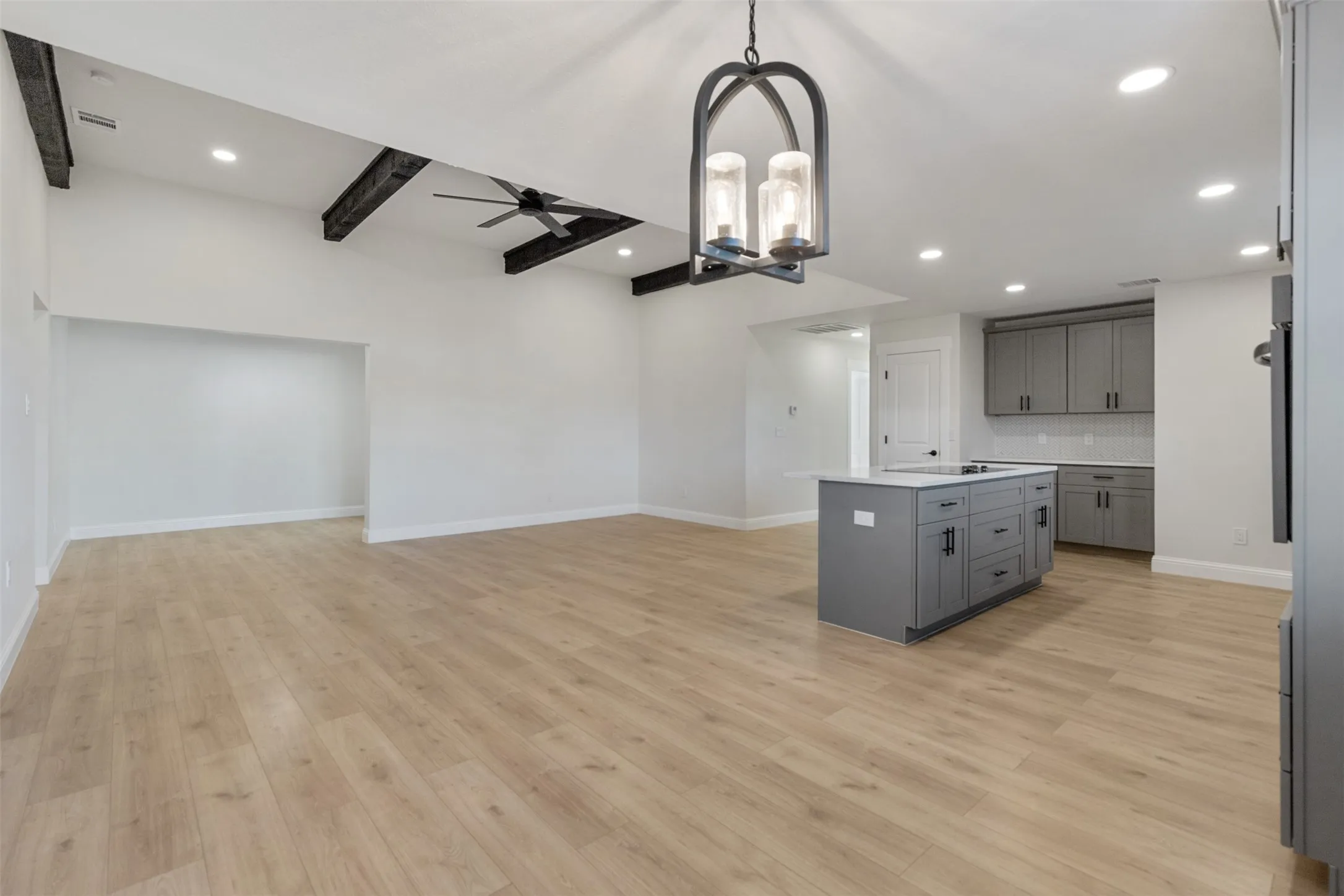 Single Family Residence For Sale in Grayson County , 137 S Meadowbrook Drive, Pottsboro, Texas 75076, 5 Bedroom, 4 Bathroom, 2 Garage spaces, 2,217 Sqft, built in 1978, Preowned, mls#21139065, Real Estate Agent in Pottsboro, Homes For Sale in Grayson county, Homes For Sale in Pottsboro, Realtor in Pottsboro Texas, Real Estate Brokerage Independent Realty Texas, Luminita Cordes Realtor