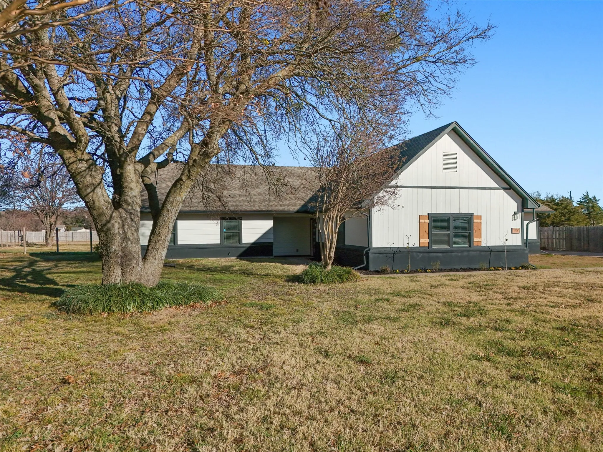 Single Family Residence For Sale in Grayson County , 137 S Meadowbrook Drive, Pottsboro, Texas 75076, 5 Bedroom, 4 Bathroom, 2 Garage spaces, 2,217 Sqft, built in 1978, Preowned, mls#21139065, Real Estate Agent in Pottsboro, Homes For Sale in Grayson county, Homes For Sale in Pottsboro, Realtor in Pottsboro Texas, Real Estate Brokerage Independent Realty Texas, Luminita Cordes Realtor